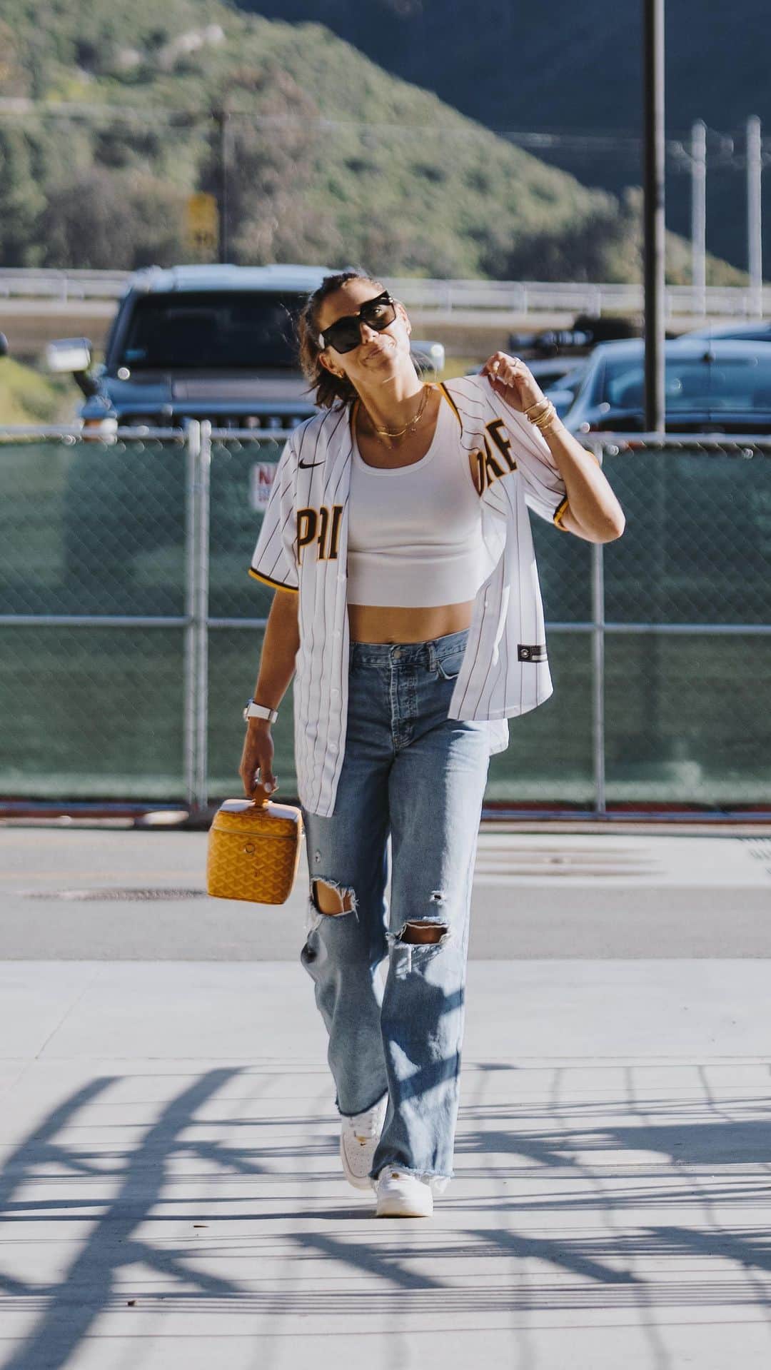 アレックス・モーガンのインスタグラム：「Designated Hitter  📸: @ollieneglerio  🎥: @bavacado」