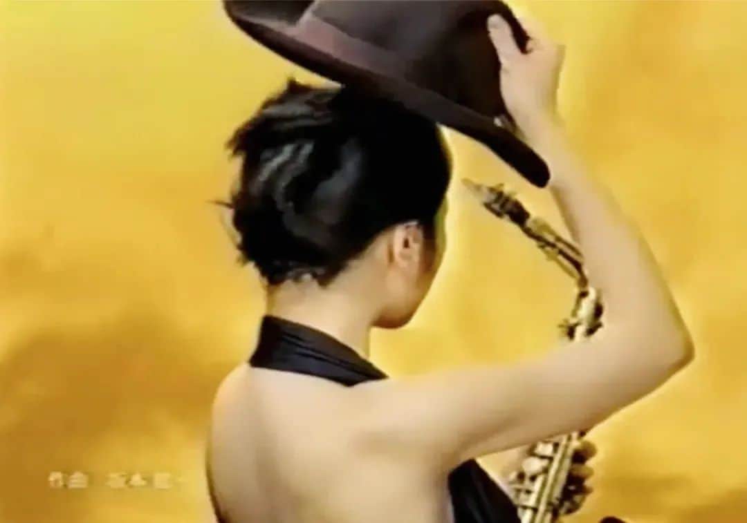 矢野沙織のインスタグラム：「坂本龍一さんが手掛けた曲で花王ASIENCEのコマーシャルに出演できたことが夢のようです。  ※前投稿が消えてしまったので書き直して再投稿しています。  Rest in peace Ryuichi Sakamoto. Being able to appear in commercials with his songs was like a dream.  私、そもそもこの「ASIENCE」という曲が大好きだったんです。  劇中にはオリジナルの書き下ろしもしましたが「私の曲ではなくて、なんとかASIENCEJAZZでやらせて欲しい」と言ったほど。  ライブでは実際にASIENCEをたくさん演奏してきました。今度またやりましょうね。  「芯からしなやかに」のコンセプトと、アジア人女性の髪の美しさをフューチャーしたコマーシャルに泣けるほどに合う、このあまりの坂本龍一節を前に、私は理想の自分と現実の自分が随分違うことに気付きました。  元は、線路沿いで揺れるような建物の家で産まれ育ち、たまにしかつかない小さなテレビの前に頭を突き合わせていました。  そして私は坂本さんが「教授」として面白いことをするのを大いに楽しみにし、大笑いしていた子供でした。  笑い転げてどうしようもなくなっている私に、もうとっくに亡くなった父から「この人すごいんだぞ」と言われたことがYMOを知る切っ掛けになりました。  そんなことを思い出すと、そもそも 理想とはなんなのか 現実とはなんなのか  と漠然とした離人感を覚え、熟孝の末、最終的には 「やっぱり坂本さんはすごいなあ。」 と阿呆みたいな感想に尽きました。  だから理想と現実は陳腐で馬鹿馬鹿しくても、適当にあった方がまともでいられれるんだろうかな、うん。と気を取り直してオリジナル曲には「I&I」と題名をつけ書き下ろしました。  ご本人が根を張った幹のある木ならば、どういう姿で何をしようと良いのでしょうね。  昨今はインターネット上と、現実での知名度や境目が曖昧になりました。 変わりゆくことに戸惑いますが、素晴らしいことなんでしょう。  坂本さんは元からそんなことくらいご理解されていたかのような振る舞いでした。  子供が好きなものフル装備でピアニカを吹く姿は、思い出すだけでも笑ってしまいますし、私の娘だってきっと夢中になるでしょう 笑  今度は私が娘達に 「この人、すごいんだよ。」と言ってみることにします。  ありがとうございました。   #坂本龍一 #ryuichisakamoto」