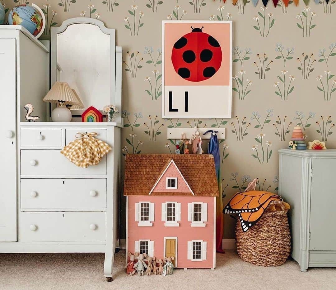 近藤麻理恵のインスタグラム：「As a busy mom, I know that keeping a playroom tidy isn't easy! Seeing this beautiful set up sparks so much joy 🦋   Photo courtesy of @leahfayegaeddert」