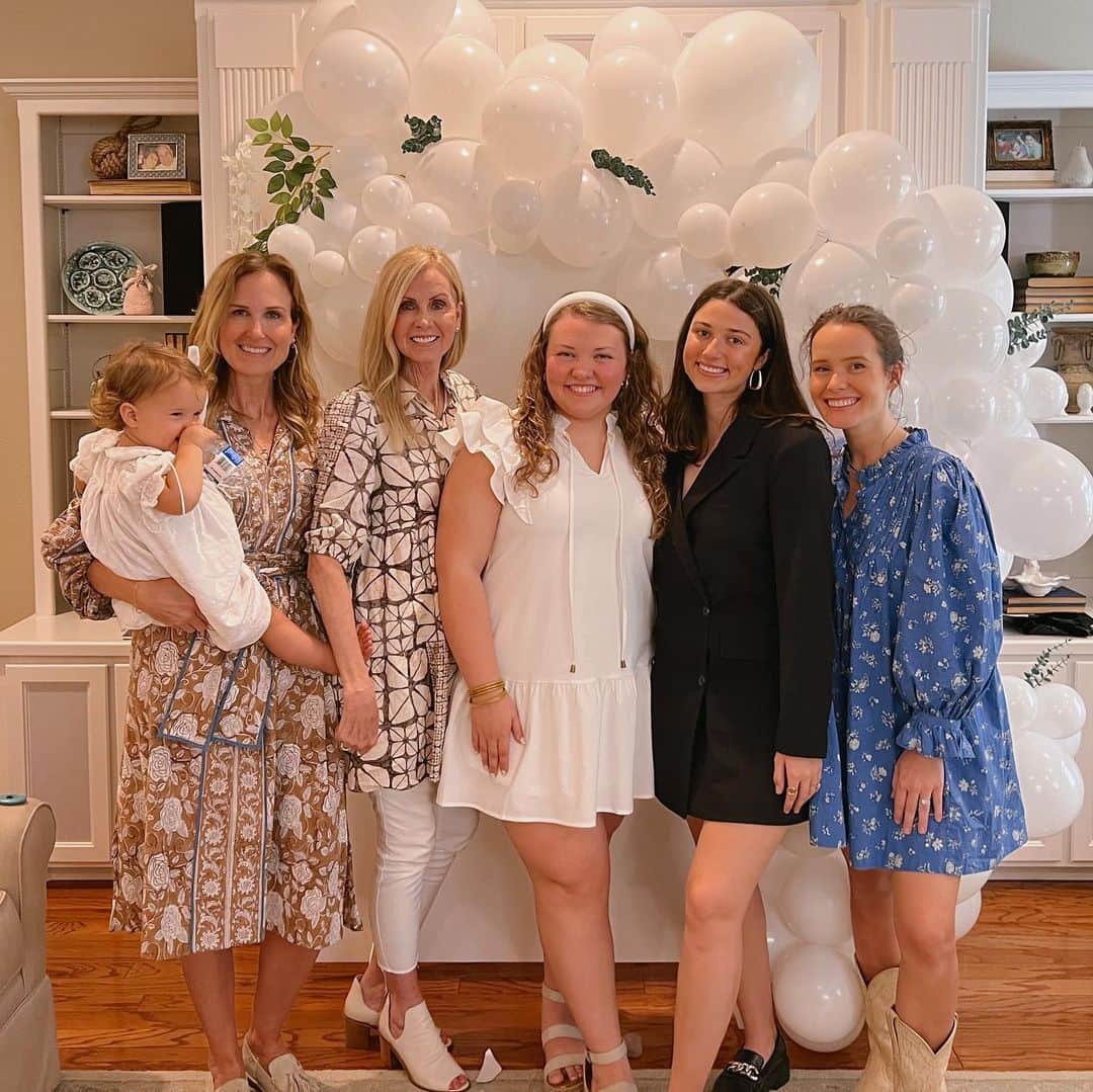 コリー・ロバートソンのインスタグラム：「Adding another girl to the family soon and couldn’t be more excited! It was a weekend of showering and so much sweetness, gifts and love!@abbyhammonddd can’t wait for you to officially join the swag fam 🤗」