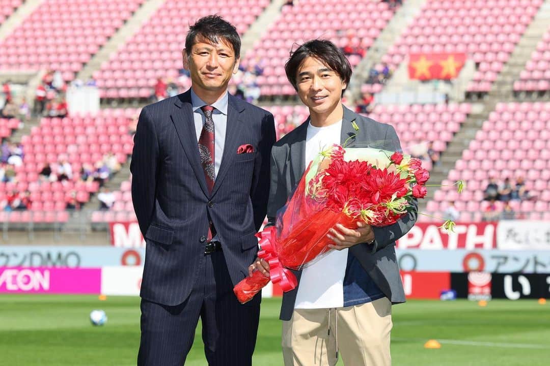 中田浩二のインスタグラム：「モト、お疲れ様でした！ 一緒にプレーできて、幸せだったな〜。 これからもよろしくね！  #本山雅志 #天才」