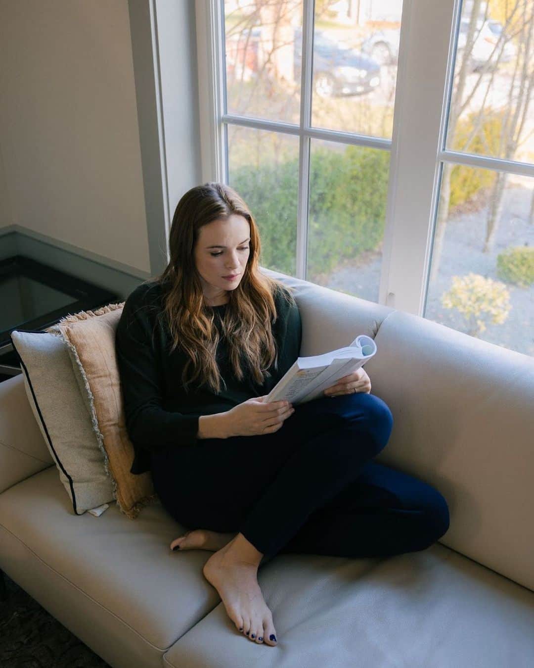 ダニエル・パナベイカーのインスタグラム：「My weekend spot. I’ve been practicing stillness lately, which let me tell you is not that easy when you live with two little ones.  Recently, my downtime looks like turning on some comforting tunes and curling up with a good book.」
