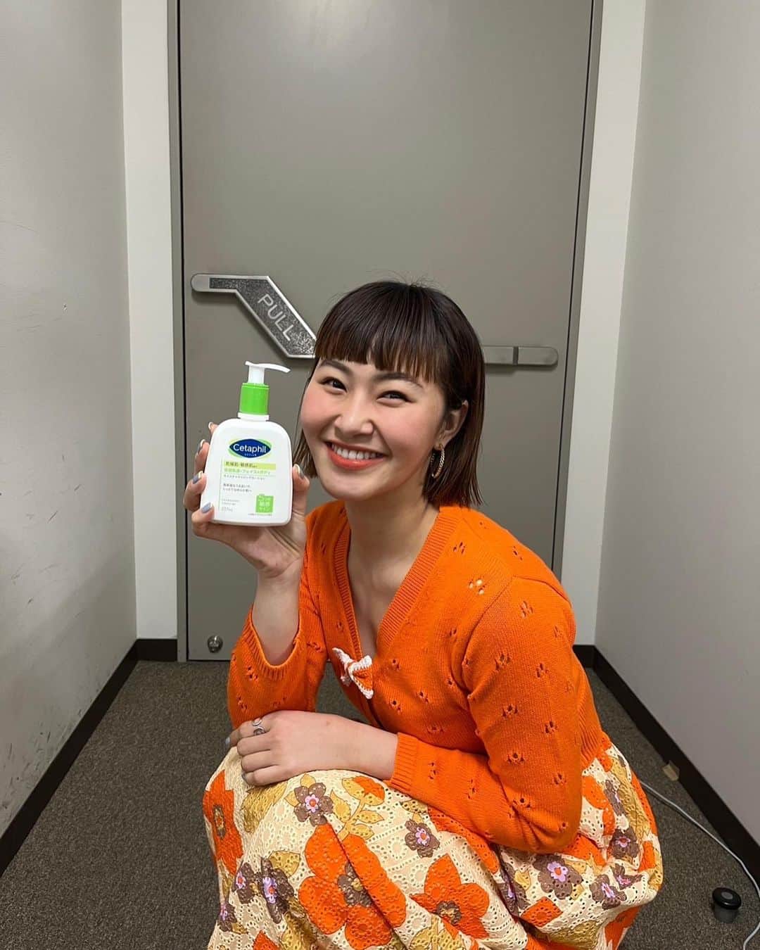 村上佳菜子のインスタグラム：「🌻🌻🌻 ずっと乾燥&敏感肌で悩んでいたんだけど、今回「セタフィル®」さんより、モイスチャライジングローションをいただきました❤️  実は、セタフィル®は、現役時代海外遠征などでアメリカやヨーロッパに行った時、色んなところで売られてたから知っていたんだけど、日本でも買えるようになっていたとは！！！  使ってみたら、すっごくなめらかで伸びがよく、塗ってすぐにサラッとするから本当に使い心地良いの！❤️ しかも、うるおいがずーっと続 く感じ🫶🏻 敏感肌にやさしーって感じもすき🌻  セタフィル®は4月いっぱい 「#敏感肌月間」として、プレゼントキャンペーンなどをしているみたいだから、サイトなどもチェックしてみて！！！❤️ . . . #セタフィル #cetaphil #sensitiveskinawarenessmonth #敏感肌スキンケア #敏感肌 #cetaphil_pr #うるおえワタシ」