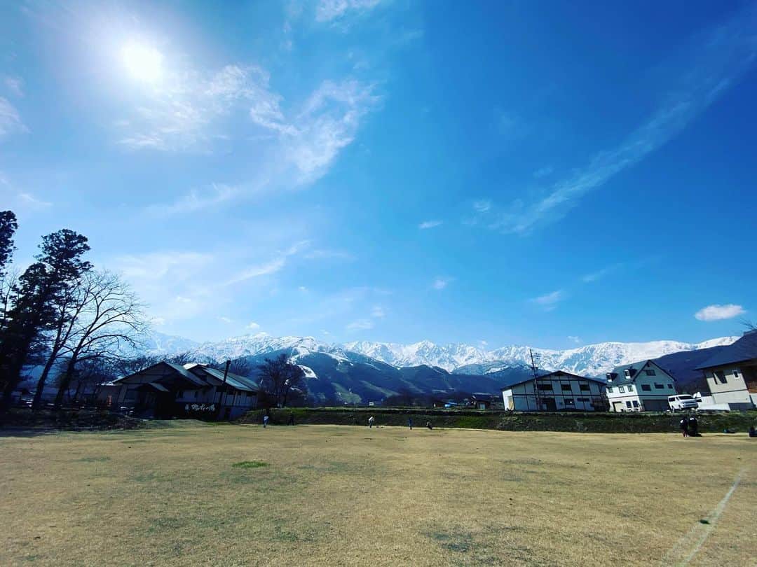 のインスタグラム：「白馬に来ております まだ雪あります わたしはスキーは右足を痛めており、運転があるのでやめておきます そのかわりとはなんですが、温泉づけにさせてもらっています 温泉と蕎麦、それに雪化粧の山見てるだけで感謝できます  日常に戻る前に少しだけ体を労っています セルフケア、家族ケア、これは最も大事なことではないでしょうか  そしてまた日常を生きていく  坂本さんも亡くなり、レジェンドと呼ばれる人たちがいなくなって寂しい2023年の春です わたしも音楽家としてライブ芸術だけではないものを残さなくては」