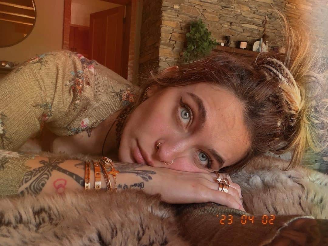 パリス・マイケル・キャサリン・ジャクソンさんのインスタグラム写真 - (パリス・マイケル・キャサリン・ジャクソンInstagram)「my face and my new fav sweater」4月3日 6時49分 - parisjackson