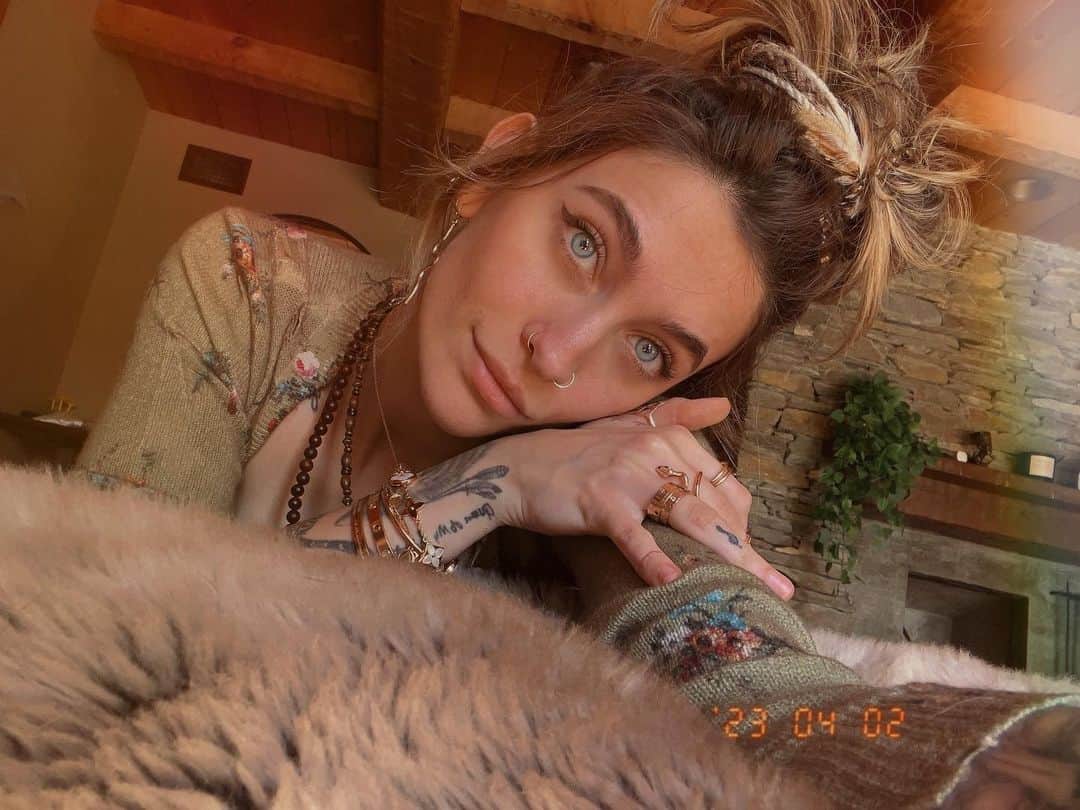 パリス・マイケル・キャサリン・ジャクソンさんのインスタグラム写真 - (パリス・マイケル・キャサリン・ジャクソンInstagram)「my face and my new fav sweater」4月3日 6時49分 - parisjackson