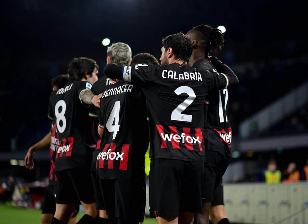 ダヴィデ・カラブリアのインスタグラム：「Grande lavoro di squadra, grande vittoria, avanti così @acmilan 👊🏻❤️🖤 #NapoliMilan #SempreMilan」