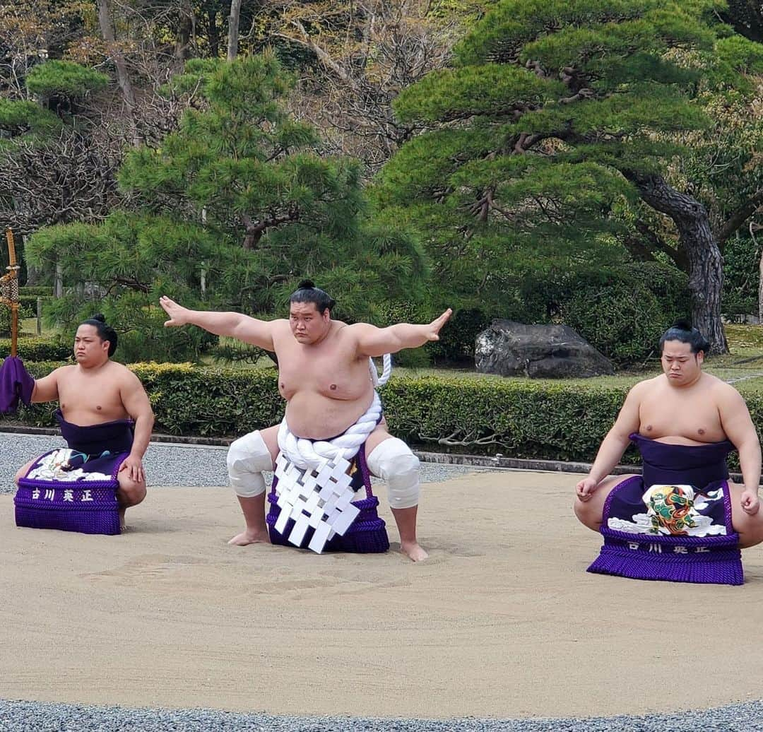 日本相撲協会さんのインスタグラム写真 - (日本相撲協会Instagram)「春巡業　伊勢神宮奉納大相撲  4年ぶり66回目の伊勢神宮奉納大相撲が、4月2日に開催されました。 手数入り奉納では、横綱による土俵入りと三役力士による揃い踏みが行われました。  幕内力士によるトーナメント戦では、竜電を決勝で破り豊昇龍が見事優勝！  最後の写真は、伊勢に向かう力士たち。 伊勢神宮奉納大相撲をはじめとし、4月は全国15ヵ所を春巡業で巡ります。 3日　#箕面 4日　#岡崎 5日　#稲沢 6日　#福井 8日　#上越 9日　#長野 15日  #藤沢 16日  #町田 17日  #靖国神社 奉納大相撲 22日 #横浜 23日 #高崎 28日 #成田 29日 #川崎 30日 #神栖  本場所とはまた違う楽しみ方ができる巡業。 ご来場の際は、お気をつけてお越しください。 また皆様の撮影したベストショット、たくさんお待ちしております！ #sumo #巡業 をつけて投稿してください！  @sumokyokai  #相撲 #伊勢神宮 #伊勢神宮奉納大相撲#照ノ富士  #豊昇龍 #japan #japanculture」4月3日 7時01分 - sumokyokai