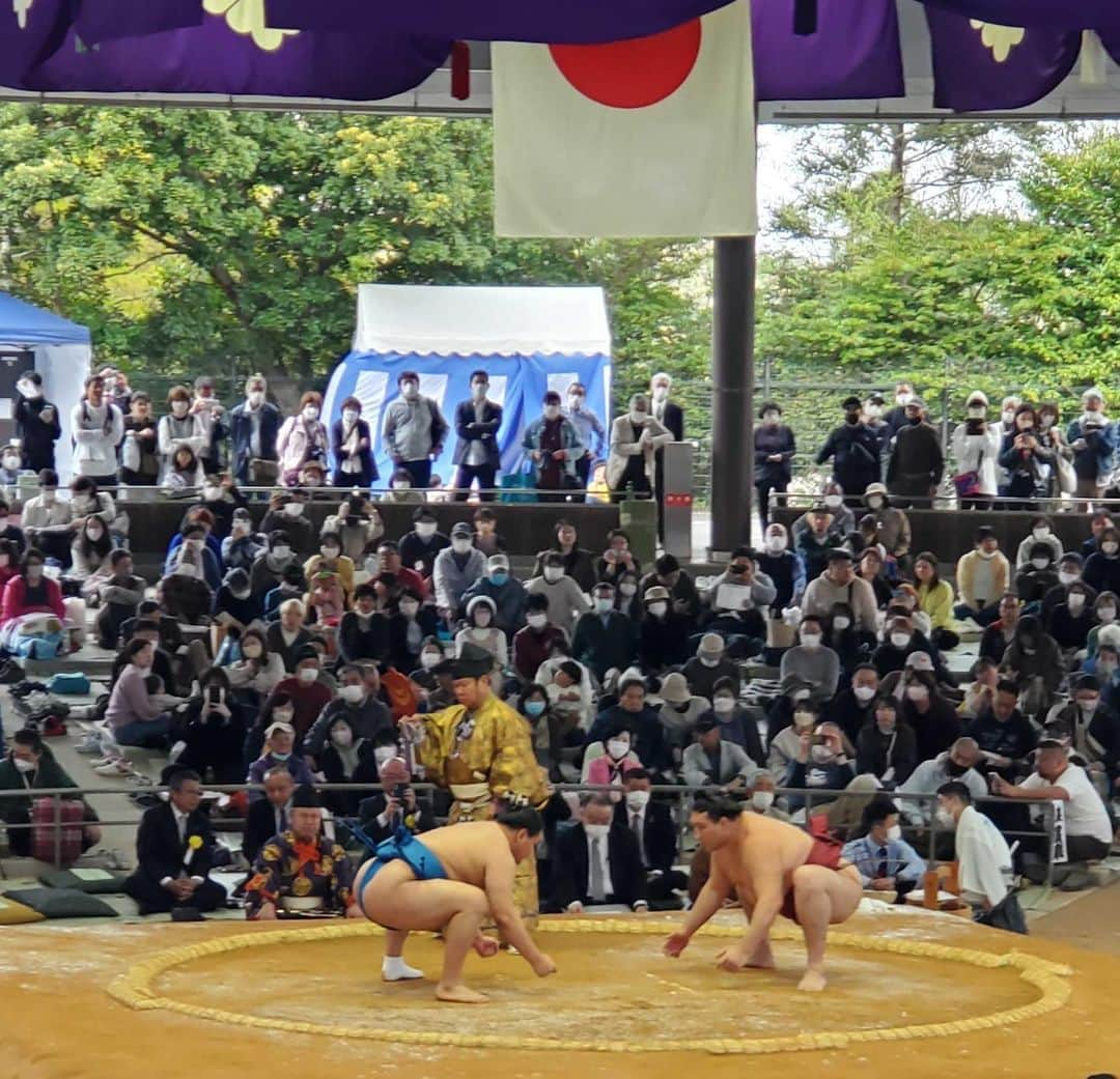 日本相撲協会さんのインスタグラム写真 - (日本相撲協会Instagram)「春巡業　伊勢神宮奉納大相撲  4年ぶり66回目の伊勢神宮奉納大相撲が、4月2日に開催されました。 手数入り奉納では、横綱による土俵入りと三役力士による揃い踏みが行われました。  幕内力士によるトーナメント戦では、竜電を決勝で破り豊昇龍が見事優勝！  最後の写真は、伊勢に向かう力士たち。 伊勢神宮奉納大相撲をはじめとし、4月は全国15ヵ所を春巡業で巡ります。 3日　#箕面 4日　#岡崎 5日　#稲沢 6日　#福井 8日　#上越 9日　#長野 15日  #藤沢 16日  #町田 17日  #靖国神社 奉納大相撲 22日 #横浜 23日 #高崎 28日 #成田 29日 #川崎 30日 #神栖  本場所とはまた違う楽しみ方ができる巡業。 ご来場の際は、お気をつけてお越しください。 また皆様の撮影したベストショット、たくさんお待ちしております！ #sumo #巡業 をつけて投稿してください！  @sumokyokai  #相撲 #伊勢神宮 #伊勢神宮奉納大相撲#照ノ富士  #豊昇龍 #japan #japanculture」4月3日 7時01分 - sumokyokai