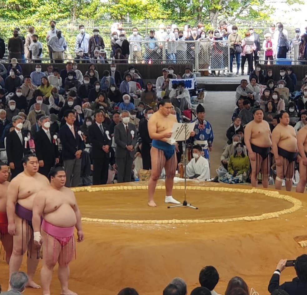 日本相撲協会さんのインスタグラム写真 - (日本相撲協会Instagram)「春巡業　伊勢神宮奉納大相撲  4年ぶり66回目の伊勢神宮奉納大相撲が、4月2日に開催されました。 手数入り奉納では、横綱による土俵入りと三役力士による揃い踏みが行われました。  幕内力士によるトーナメント戦では、竜電を決勝で破り豊昇龍が見事優勝！  最後の写真は、伊勢に向かう力士たち。 伊勢神宮奉納大相撲をはじめとし、4月は全国15ヵ所を春巡業で巡ります。 3日　#箕面 4日　#岡崎 5日　#稲沢 6日　#福井 8日　#上越 9日　#長野 15日  #藤沢 16日  #町田 17日  #靖国神社 奉納大相撲 22日 #横浜 23日 #高崎 28日 #成田 29日 #川崎 30日 #神栖  本場所とはまた違う楽しみ方ができる巡業。 ご来場の際は、お気をつけてお越しください。 また皆様の撮影したベストショット、たくさんお待ちしております！ #sumo #巡業 をつけて投稿してください！  @sumokyokai  #相撲 #伊勢神宮 #伊勢神宮奉納大相撲#照ノ富士  #豊昇龍 #japan #japanculture」4月3日 7時01分 - sumokyokai