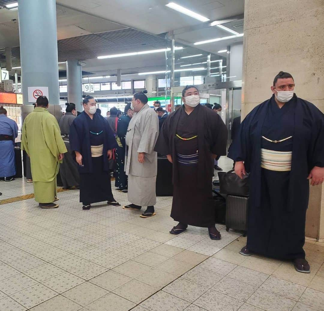 日本相撲協会さんのインスタグラム写真 - (日本相撲協会Instagram)「春巡業　伊勢神宮奉納大相撲  4年ぶり66回目の伊勢神宮奉納大相撲が、4月2日に開催されました。 手数入り奉納では、横綱による土俵入りと三役力士による揃い踏みが行われました。  幕内力士によるトーナメント戦では、竜電を決勝で破り豊昇龍が見事優勝！  最後の写真は、伊勢に向かう力士たち。 伊勢神宮奉納大相撲をはじめとし、4月は全国15ヵ所を春巡業で巡ります。 3日　#箕面 4日　#岡崎 5日　#稲沢 6日　#福井 8日　#上越 9日　#長野 15日  #藤沢 16日  #町田 17日  #靖国神社 奉納大相撲 22日 #横浜 23日 #高崎 28日 #成田 29日 #川崎 30日 #神栖  本場所とはまた違う楽しみ方ができる巡業。 ご来場の際は、お気をつけてお越しください。 また皆様の撮影したベストショット、たくさんお待ちしております！ #sumo #巡業 をつけて投稿してください！  @sumokyokai  #相撲 #伊勢神宮 #伊勢神宮奉納大相撲#照ノ富士  #豊昇龍 #japan #japanculture」4月3日 7時01分 - sumokyokai