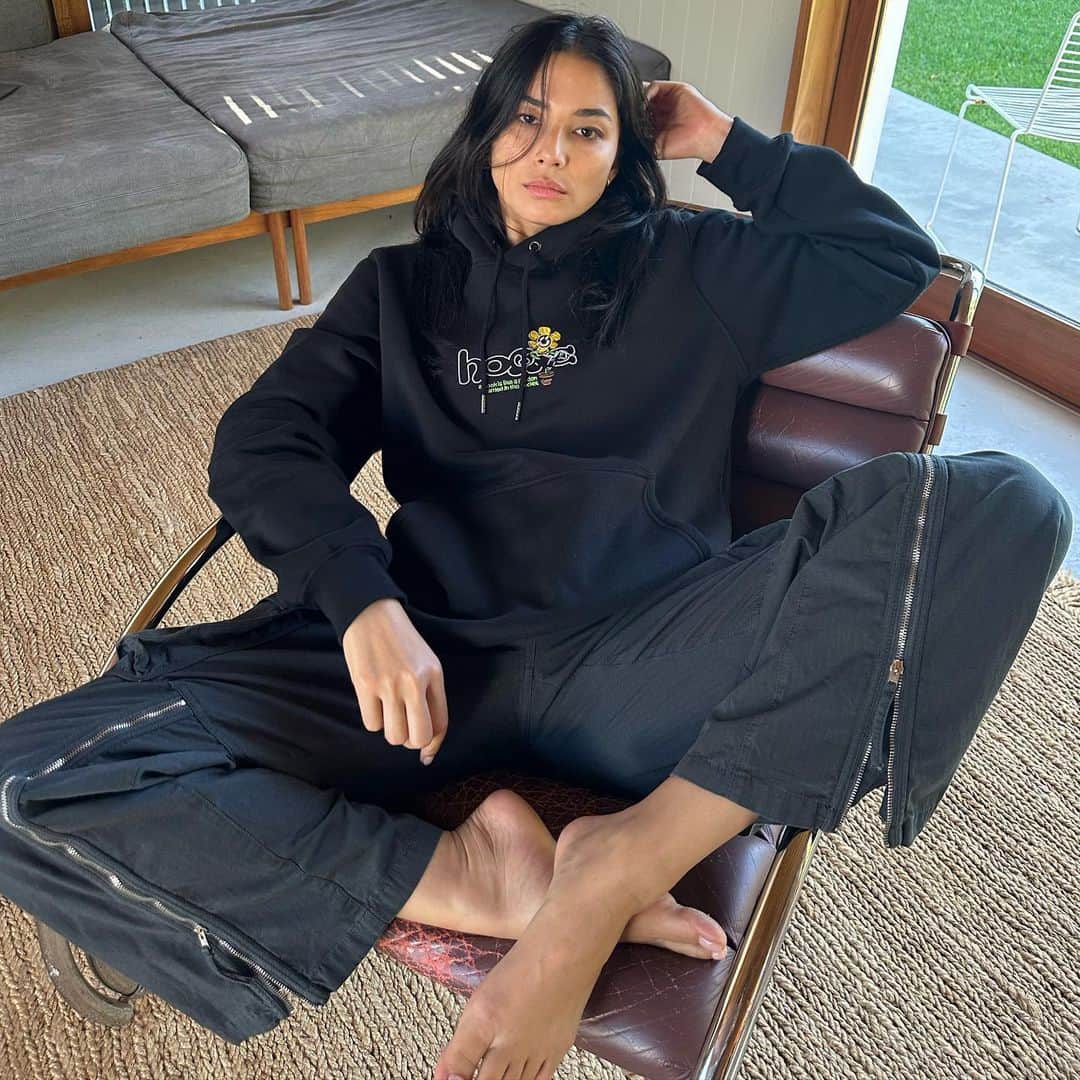 ジェシカ･ゴメスのインスタグラム：「Big Love to @homie.com.au in Melbourne. Loving these hoodies that make a real difference. #hoodies4homelessness 1 in 4 people experiencing homelessness in Australia are between 12-24. Help HoMie break the cycle by grabbing one of their hoodies and wearing it on Youth Homelessness Matters Day April 19. 🫶」