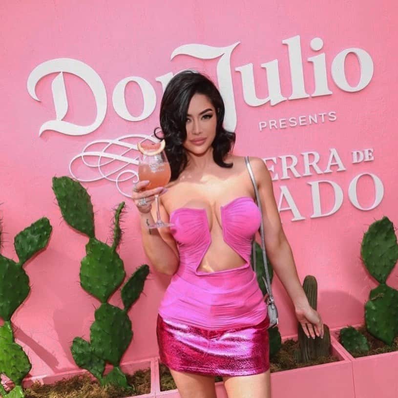 キム・リーのインスタグラム：「Feeling pretty in pink and ready for a drink #AD 😉 💞 @donjuliotequila party 🥂✨」