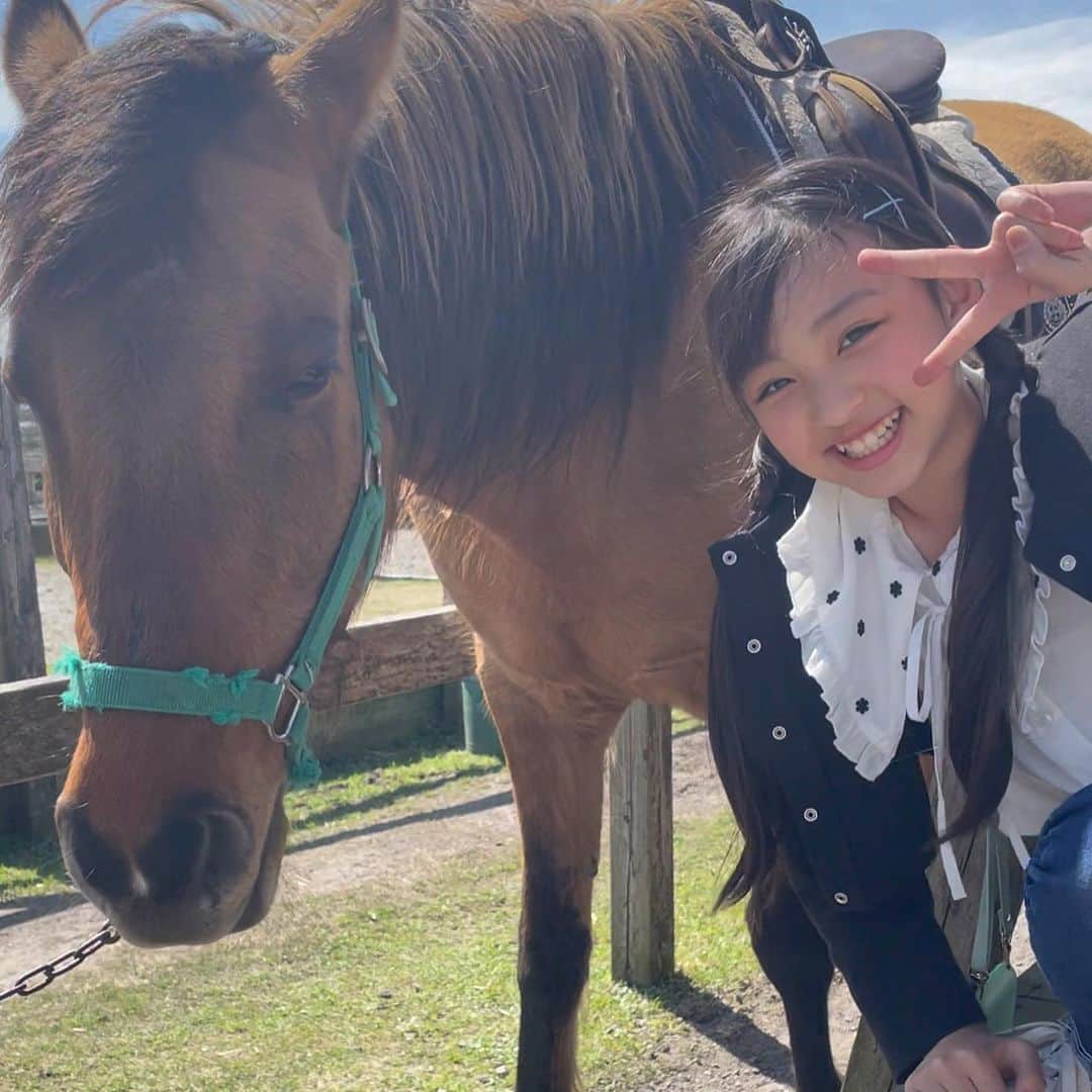 喜島結乃さんのインスタグラム写真 - (喜島結乃Instagram)「♡yuno♡ ㅤㅤㅤㅤㅤㅤㅤㅤㅤㅤㅤㅤㅤ 鹿児島〜宮崎の旅行で乗馬🏇してきたよ❤️ やっぱり可愛いお馬さん🐴 途中、草🌱食べ始めて 全く動かなくなっちゃった🤣 かわゆぃ❤️  また会いにくるね❤️ ㅤㅤㅤㅤㅤㅤㅤㅤㅤㅤㅤㅤㅤ ㅤㅤㅤㅤㅤㅤㅤㅤㅤㅤㅤㅤㅤ #喜島結乃  #js3 #3年生 #9歳  #キッズモデル #撮影  #女の子 #女の子コーデ  #kidsmodel #乗馬」4月3日 7時09分 - yuno_0421