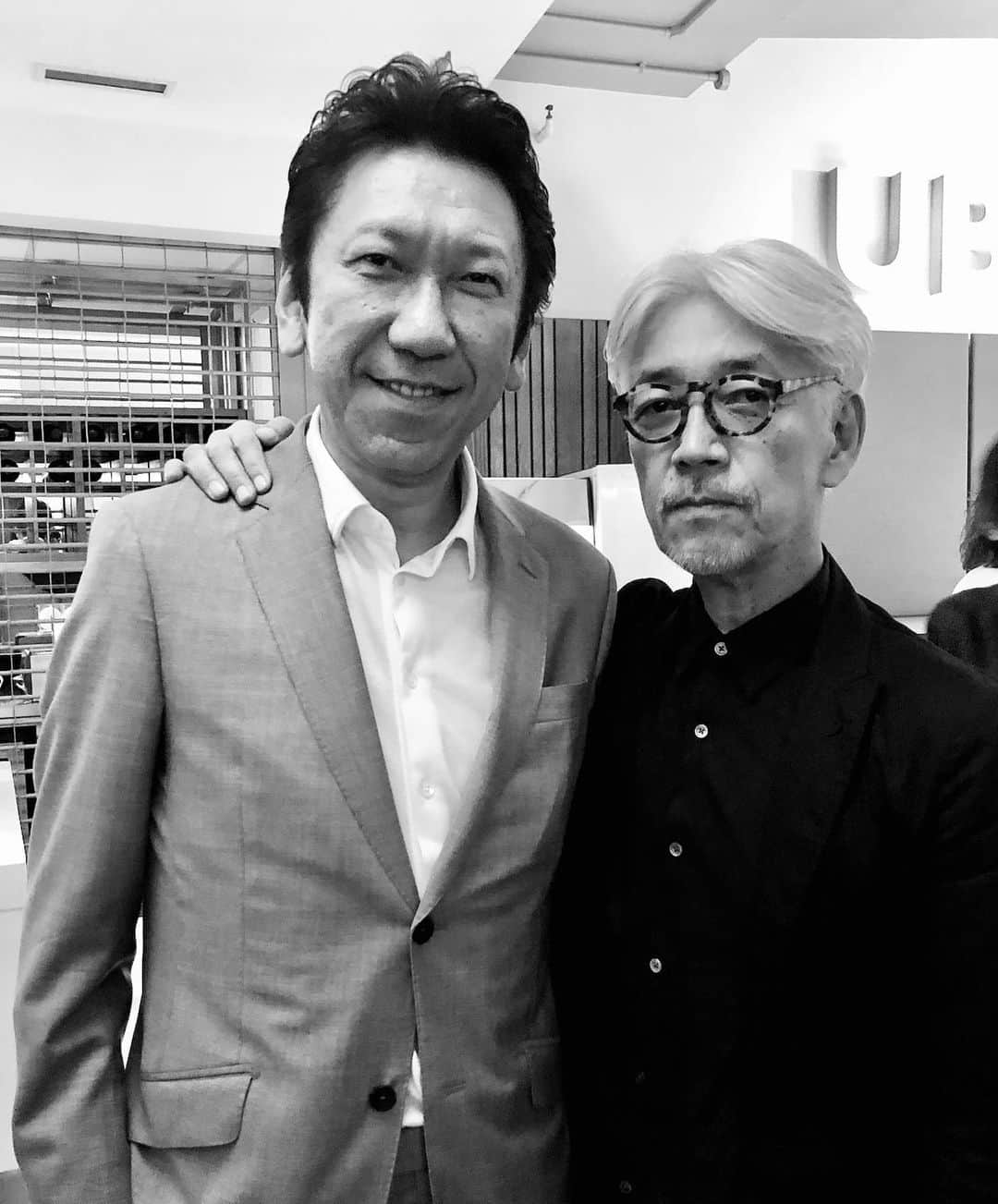 布袋寅泰のインスタグラム：「偉大なる坂本龍一さんのご冥福をお祈りします。何度かお会いさせていただいた時はいつも寛大なお言葉をかけていただきました。本当にありがとうございました。May the great Maestro rest in peace. #rip #ryuichisakamoto #坂本龍一」