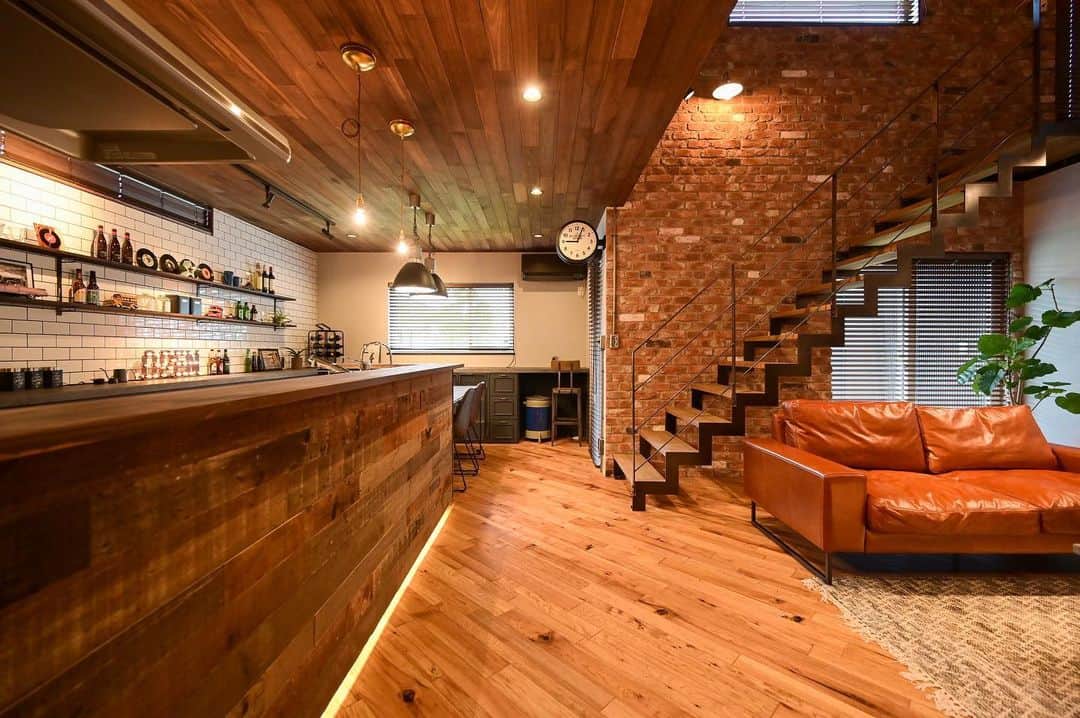 のインスタグラム：「・ Brooklyn styleのTさん家 ・ ・ ・ ・ ーーーーーーーーーーーーーーーー 無料相談会開催中 資金計画・土地探しへの勉強会予約 OPEN HOUSE への参加 イベントのご案内 その他家づくりのご相談 ・ →→→→→→ @only_you_siryou もしくはメッセージより ・ ーーーーーーーーーーーーーーーー 施工例はこちら ・ →→→→→→@only_you_home  ーーーーーーーーーーーーーーーー ・ ・ ・ ・　 ・ #外観#インダストリアル #ガレージハウス#カリフォルニアスタイル #アメリカンヴィンテージ#西海岸インテリア #リノベ#ブルックリンスタイル #いえづくり#サーフィン#アウトドア #注文住宅#ホテルライク#vintage #新築#マイホーム #カフェスタイル#モールテックス#home #一戸建て #interior#ランドリールーム#玄関 #平屋#自由設計#おしゃれな家#architectute #新築注文住宅#工務店#オンリーユーホーム」