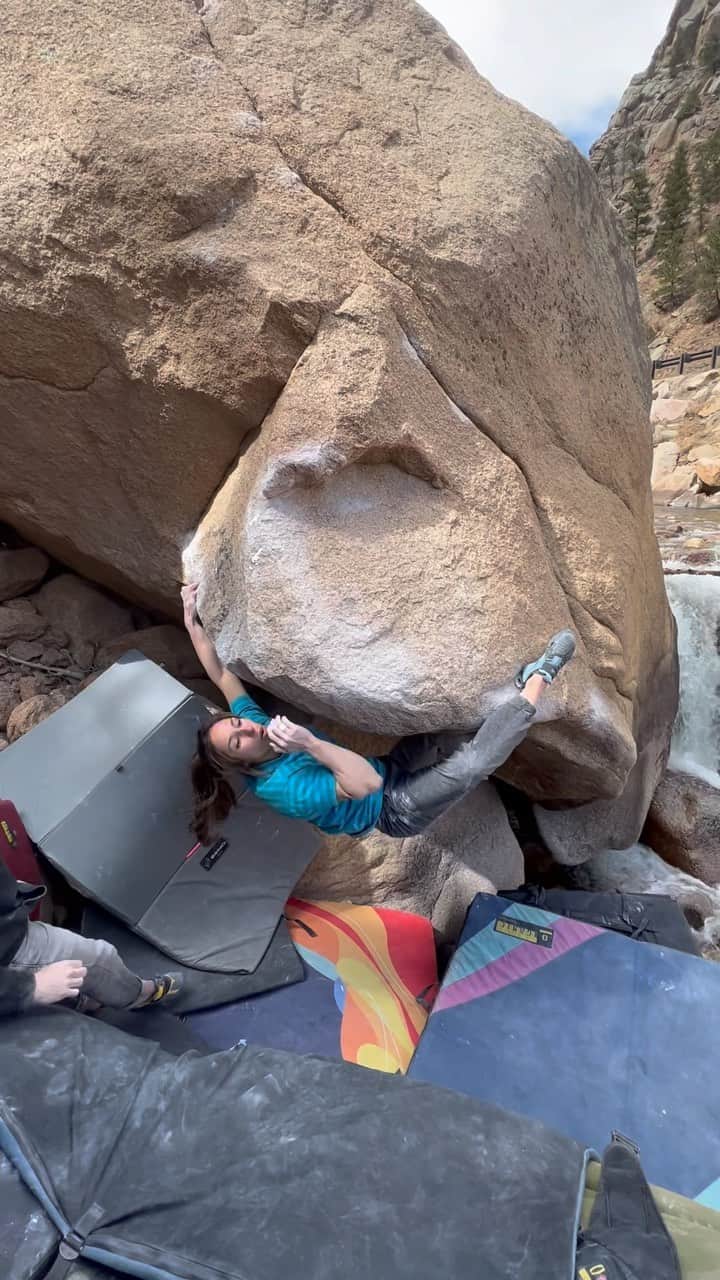 アレックス・パッチシオのインスタグラム：「Real first day climbing outside since last year in Oct-Nov. perhaps. 😳 . Sent 2 cool boulders!!!  This ☝️ is “Belly of the Beast Sit” V11/ 8A And then sent “The Hatchet” V12/ 8A+ . What a GREAT day out on rock again and SPRING is upon us! 🌸 🌺 🌳 🌞  . @roap.c  @scarpana @kion @evn_cbd @organicclimbing @frictionlabs @kayaclimbing」