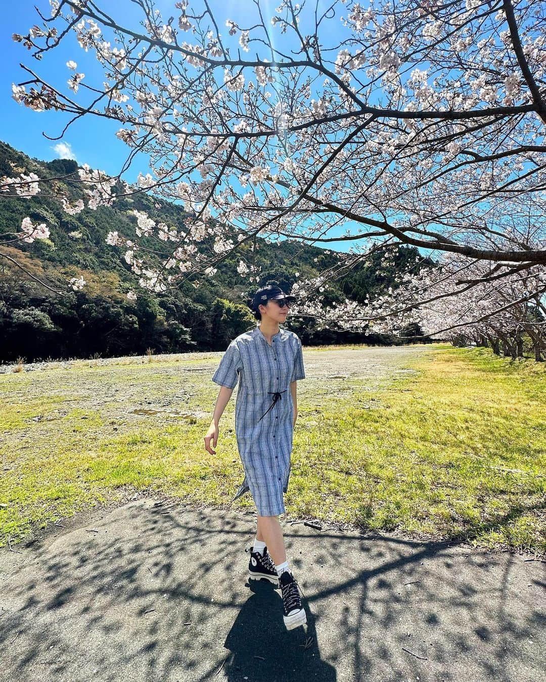 七野李冴さんのインスタグラム写真 - (七野李冴Instagram)「Spring time🌸🌸🌸  あー春！はるはるはる！ 今年も花粉症は乗り越えたぞ。 お花見もしたし、桜も見たし 苺大福も食べたし ( @mai.name.is.mai ありがとう🍓)  この日はとってもあたたかくて 1日中半袖ワンピースでも全然OK🌸  シワにならないし 軽いし、汗かいても脱臭効果まである 和紙で作られた素材のワンピ。  これは旅服に最高すぎる。  今月も色んなところに行けるかな？ そろそろ海外、また行っちゃおうかな🫣💙  Onepiece @millet_jp  Shoes @converse_jp × @beautifulpeople_officialsite   #springday #cherryblossoms #sakura #sakuraseason #sakuraflower #sakurabloom #nishiizu #millet #millet_jp #millet_mountain #travelfashionista #travelfashiongirl #travelerlife #traveljapan #旅服 #旅コーデ #旅コーディネート #旅行好き #国内旅行 #西伊豆町 #ミレー #春服コーディネート  #risastripinshizuoka」4月3日 7時04分 - risaaxoxo