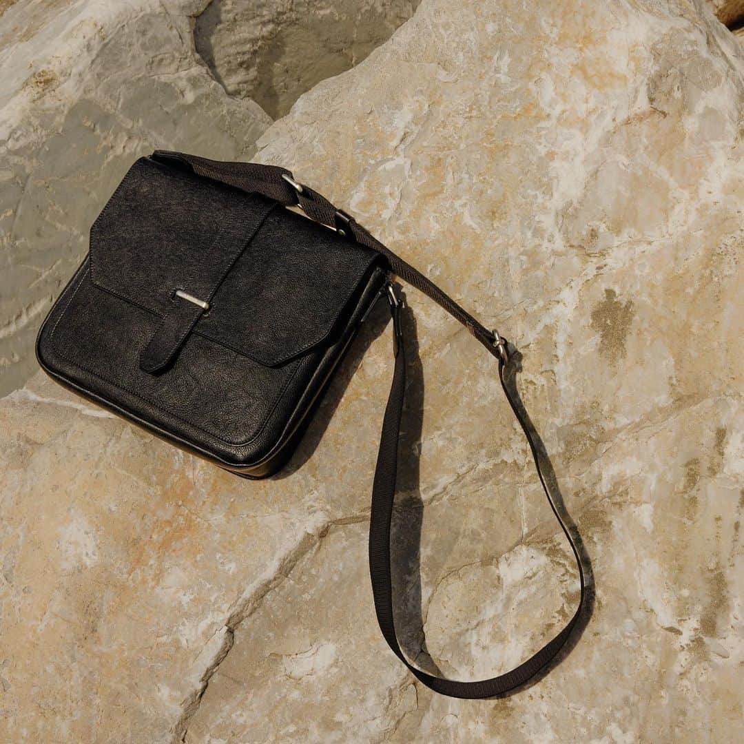 イルビゾンテのインスタグラム：「Sunbathing is not a problem for our skins ;)  Discover our men’s bags on our website and in stores.  #ilbisonte #sustainability #timelessbeauty #ss23 #womenstyle」