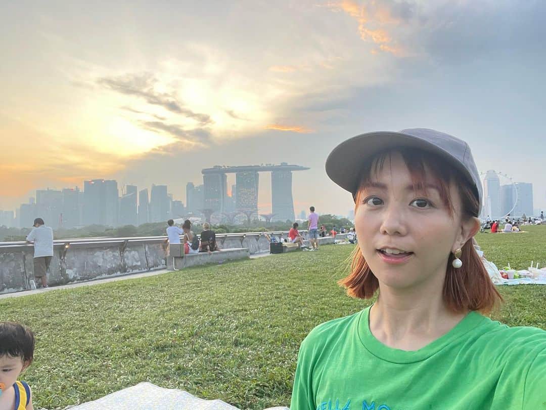 福田萌のインスタグラム：「マリーナバラージ。  みんな凧揚げしたりピクニックしたり…  沈む夕日を見て、ゆったりとした日曜日の夕方を過ごしました。  海風に乗ってどこまでも高く上る凧。 凧揚げハマりそう🪁 凧も我らがDECATHLONで10ドル以下でGET❗️」