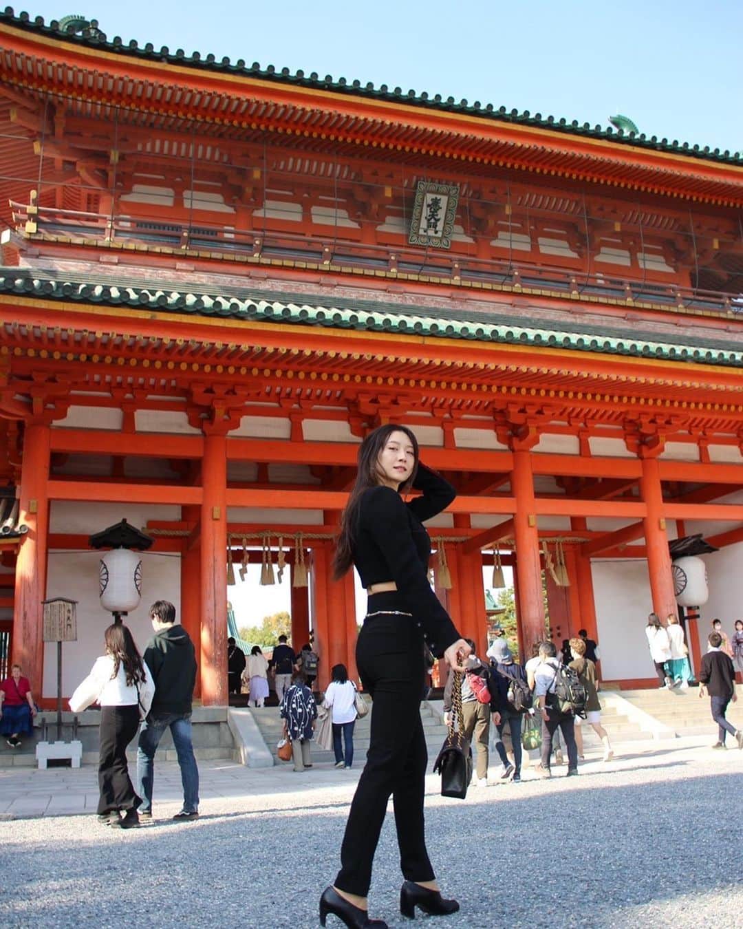 のインスタグラム：「近くまでは行ってたのに  もう何年もご無沙汰で 参拝していなかった平安神宮  この後の予定が、近場だと勘違いして訪れる事になったので  ご縁かなって思う☺️  📸1.2.3 @yaa_85   夜は完全紹介制のお寿司 予約困難店の"きう"さん 貴重なお席にご招待頂きました🙇🏻‍♀️  16種類の薬膳カレーやモッツァレラチーズの漬け  きう さんならではの一品を美味しいお酒と共に🥂✨  とっても美味しかったです🤍 ご馳走様でした🥹  #平安神宮 #kyototrip  #japantravel #japanesefood   #寿司 #鮨 #きう #シャンパン #お酒」