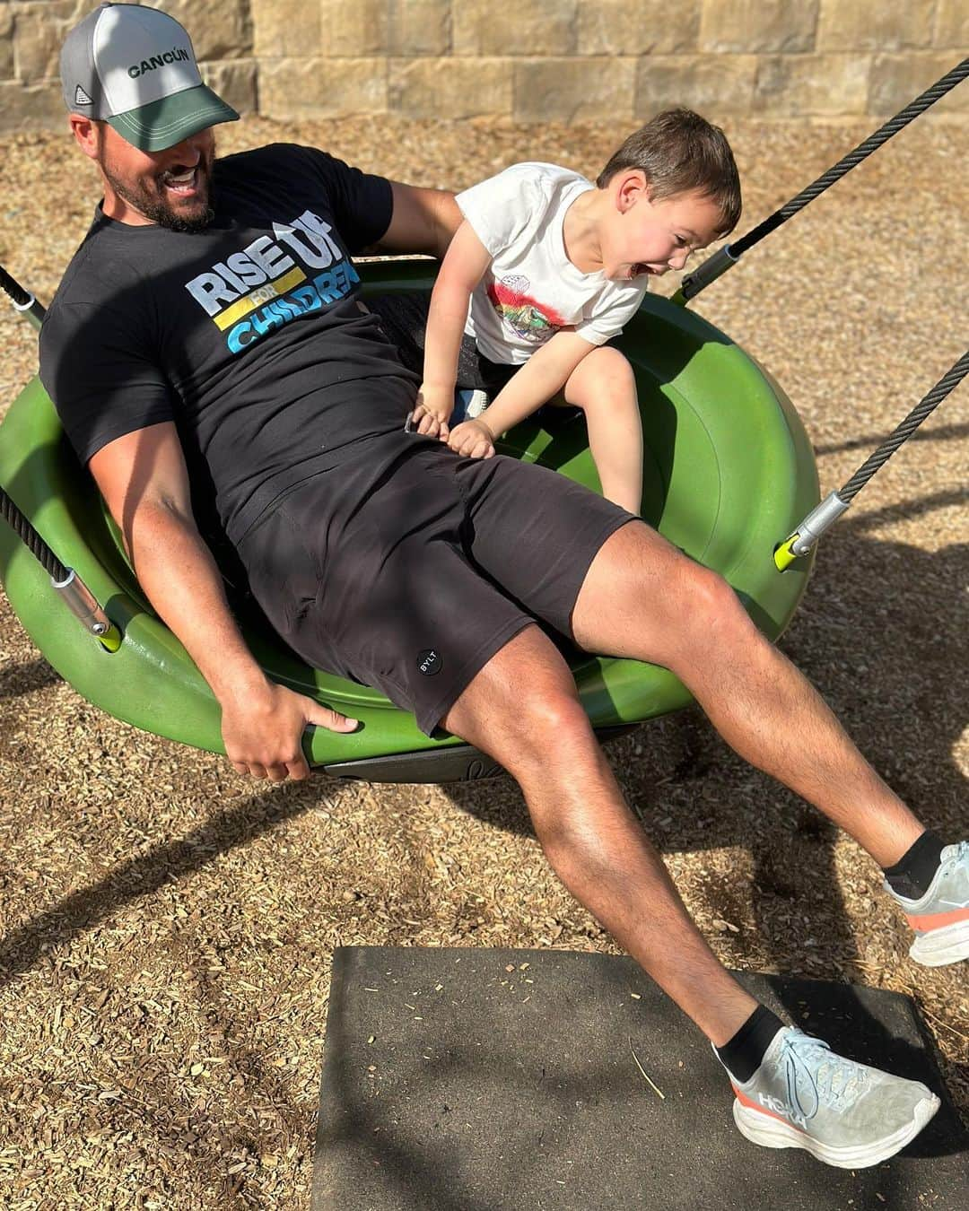 ジョッシュ・マレーさんのインスタグラム写真 - (ジョッシュ・マレーInstagram)「Sunday Funday with my nephew and niece at the park ☺️ #maddox #miles #unclejosh」4月3日 7時41分 - joshmurray11