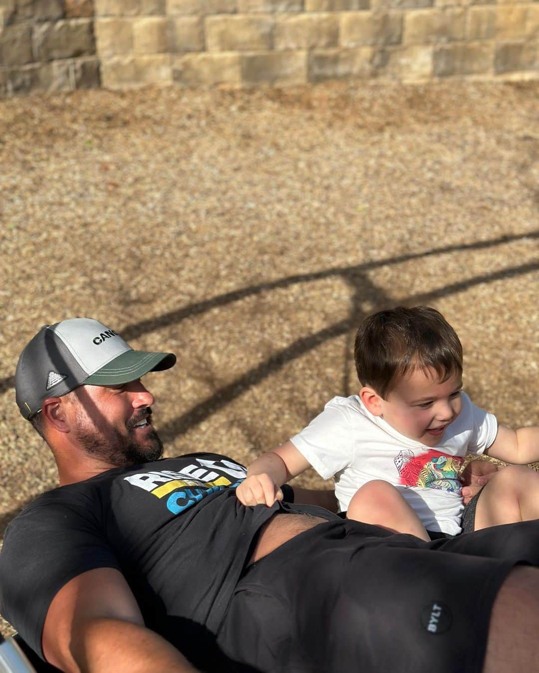 ジョッシュ・マレーさんのインスタグラム写真 - (ジョッシュ・マレーInstagram)「Sunday Funday with my nephew and niece at the park ☺️ #maddox #miles #unclejosh」4月3日 7時41分 - joshmurray11