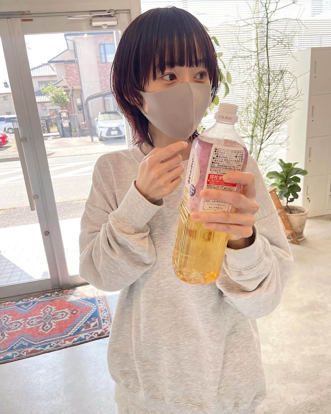 sakincho1028のインスタグラム：「ボブからスタイルチェンジ。🌼 ジャスミン茶の宣伝みたいになっている。👶🏻🍵  #sakinchohair #hairarrange#hair#arrange#hairset#ヘアアレンジ#アレンジ#ヘアセット#豊橋#美容室#豊橋美容室#ヘアメイク#メイク#マッシュウルフ#前髪#出張ヘアメイク#」