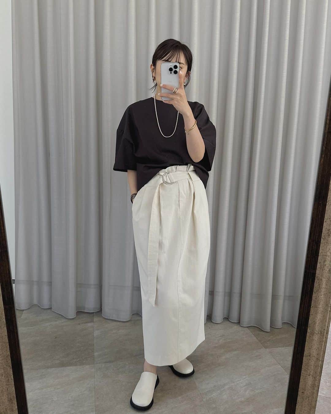 のインスタグラム：「・ ・ @na.e_official Summer Collection_I 4.5(wed) 21:00 OPEN ・ ✔︎Cocoon Blouse ✔︎Tack Belt Skirt ・ レーヨンのほどよい光沢感とサラッとした肌あたりがこれからの季節にぴったりなブラウス&スカート👗 上下同色でセットアップとして着るのはもちろん、あえてカラー違いで合わせるのも好き🫶🏻 ・ ・ #coordinate#ootd#nae_153cm #153cm#153cmコーデ #大人カジュアル#きれいめカジュアル #スカートコーデ#低身長コーデ #骨格ストレート」