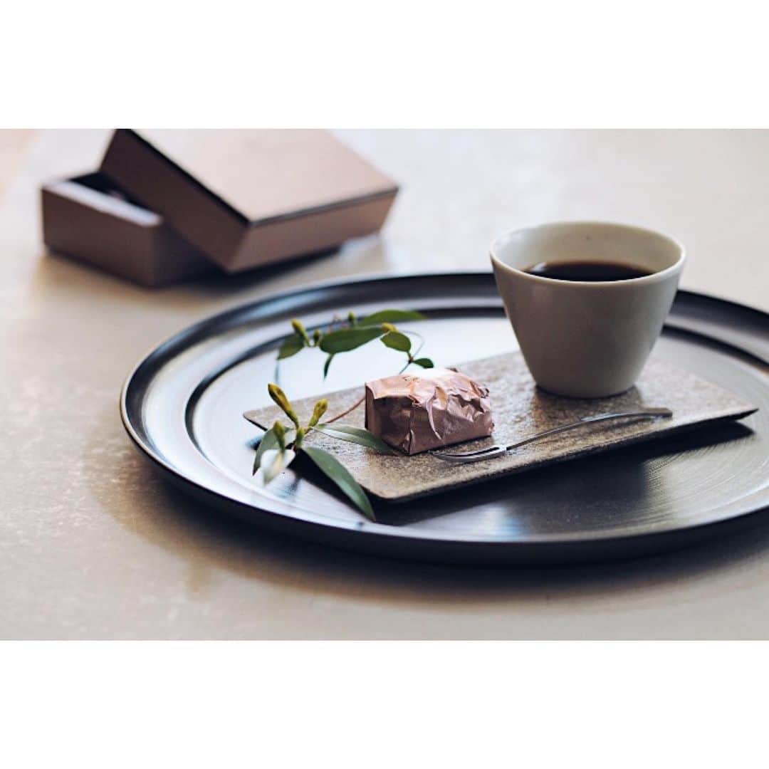 陶屋なづなさんのインスタグラム写真 - (陶屋なづなInstagram)「先週も、お顔を見せて下さいました皆様、 ありがとうございました。  本日定休日です。 今週の営業日は  4/6日木曜日   7日金曜日   8日土曜日  常設展にてお待ちしております。  📢 花のうつわ 初日20日のご予約は4月6日(木)21時〜です✨  #チェジェホ#蕎麦猪口 #竹俣勇壱#ステンレスフォーク　SL #ふじい製作所#挽目盆 #村上躍#白灰化粧陶盤皿　　  #いつかのごちそうさま #お茶の時間 #ティータイムを楽しむ  #いつかのお茶時間 #暮らしの道具　 #テーブルコーディネート #テーブルウェア  #テーブルセッティング  #インテリアアート #インテリアスタイリング  #tabledecor #tableware  #奈良#広陵町#香芝#河合町#上牧町 #北葛城郡#真美ケ丘#五位堂　 #奈良うつわの店 #陶屋なづな」4月3日 7時48分 - hirohiro0220