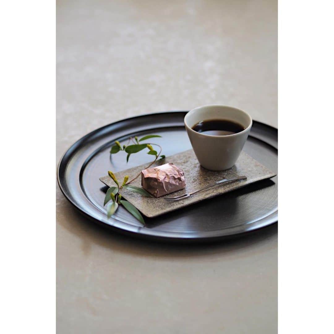 陶屋なづなさんのインスタグラム写真 - (陶屋なづなInstagram)「先週も、お顔を見せて下さいました皆様、 ありがとうございました。  本日定休日です。 今週の営業日は  4/6日木曜日   7日金曜日   8日土曜日  常設展にてお待ちしております。  📢 花のうつわ 初日20日のご予約は4月6日(木)21時〜です✨  #チェジェホ#蕎麦猪口 #竹俣勇壱#ステンレスフォーク　SL #ふじい製作所#挽目盆 #村上躍#白灰化粧陶盤皿　　  #いつかのごちそうさま #お茶の時間 #ティータイムを楽しむ  #いつかのお茶時間 #暮らしの道具　 #テーブルコーディネート #テーブルウェア  #テーブルセッティング  #インテリアアート #インテリアスタイリング  #tabledecor #tableware  #奈良#広陵町#香芝#河合町#上牧町 #北葛城郡#真美ケ丘#五位堂　 #奈良うつわの店 #陶屋なづな」4月3日 7時48分 - hirohiro0220