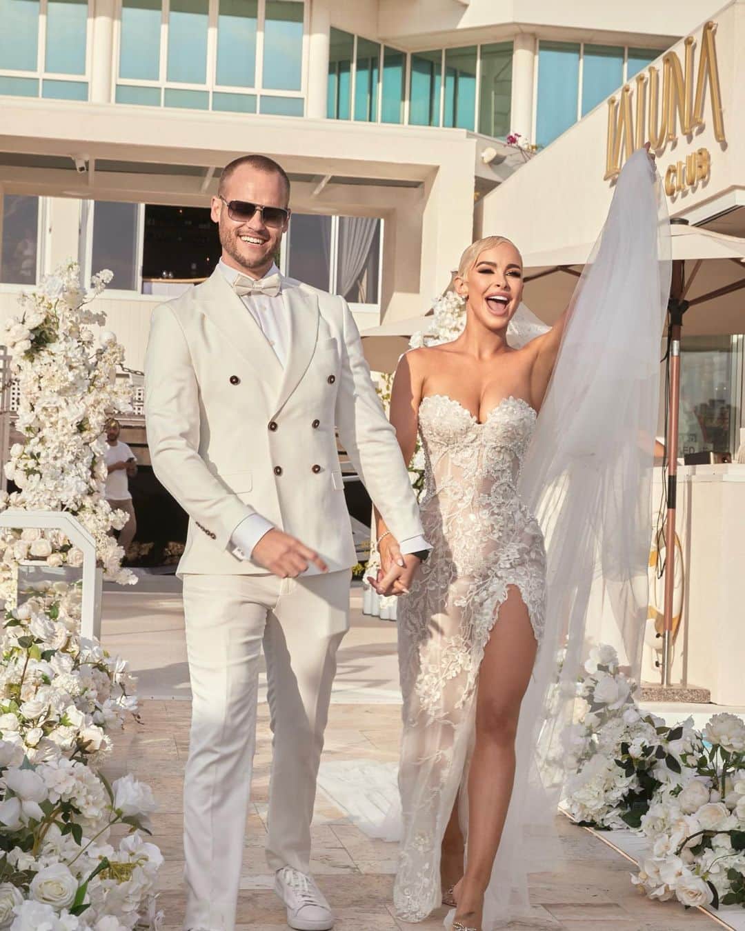 エリー・ゴンサルヴェスのインスタグラム：「Our Wedding Reception Day 2 pt. 1 🤍  Arrived by @rivieraboats after our ‘Ben & JLO’ moment to join 90 of our friends to celebrate the best two days we could ask for.. more to come.   Wedding Planner | Stylist @alysiabridgerevents Wedding Venue @laluna.beachclub Photography @laurenschulzvisuals Film @followcaio @dominicthwaite  Accommodation Venue @palazzoversace  Transport @porschecentreGC Super Yacht @rivieraboats   Bridal gowns @oglialorocouture  Ross’s Suit @dyonsu Jewellery @calleijajewels  Hair @brodieleerokstar @LorealPro Make Up @alexperrinmua Media @weddedwonderland  Stylist @styledbybloom_  Flowers @theblossomtreecompany  Bouquet @mrsgibbonsflowers  Candles @candlesbyjessica  Champagne Tower @champagnewalls_goldcoast  Sax @mrsaxaustralia  Wedding Cakes @ekats  Fireworks @osmicproductions  Celebrant @marriedbyjake Private Dinner caterer @chef_mcleod @alfreshco_catering  Bridal robes @homebodii」