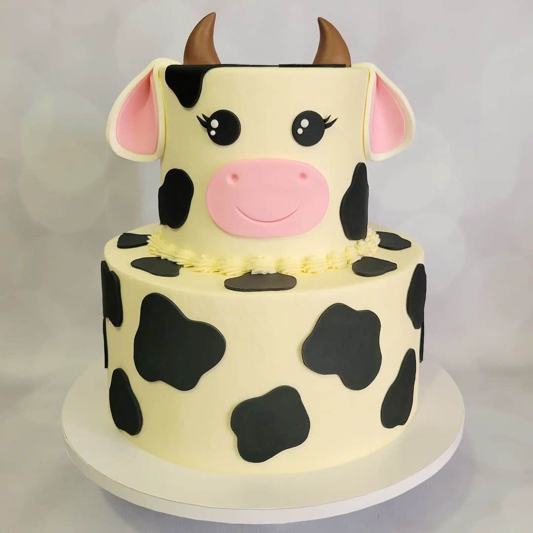Honey Bee Cakesのインスタグラム：「Cow Cake」