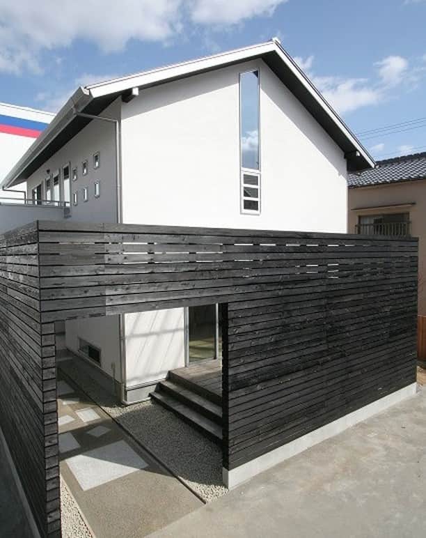 株式会社 加度商のインスタグラム：「和モダンの住宅実例。和モダン住宅はベージュっぽい色の外壁もとてもいいと思いますが、白色もお勧めです！そして黒色の板塀とかあわすとさらによくなると思います。  ☆☆NEW MODEL HOUSE☆☆ プレオープン見学会：4/29、30 グランドオープン：5/13  ◆福山市駅家町にて新しくモデルハウスがOPENします！今一度家族とのすごし方、リビングの在り方を今までの常識にとらわれない方法でアプローチしてみました。乞うご期待！  詳細は加度商HP https://www.kadosho.com/co_navi/3752589ff9e01b340034578a5360924a-497.html  more photos...@kadosho1  ◇◇◇◇◇  🌟オシャレなインテリア商品を集めました @kadosho2__  インテリアについての投稿をメインとしていますので こちらもフォロー&いいねよろしくお願いします☺️  ◇◇◇◇◇  #加度商#塗り壁#外観デザイン#注文住宅#新築#かっこいい家#外観 #長期優良住宅#内観デザイン#設計事務所#施工実例#内観  #吹抜けリビング #和モダン#ウッドデッキ#切妻屋根#アウトドアリビング #リビングインテリア #開放的なリビング#白い家  #尾道新築#福山新築#三原新築 #尾道工務店#福山工務店#三原工務店 #尾道注文住宅#福山注文住宅#三原注文住宅 #ハウスメーカー選び」