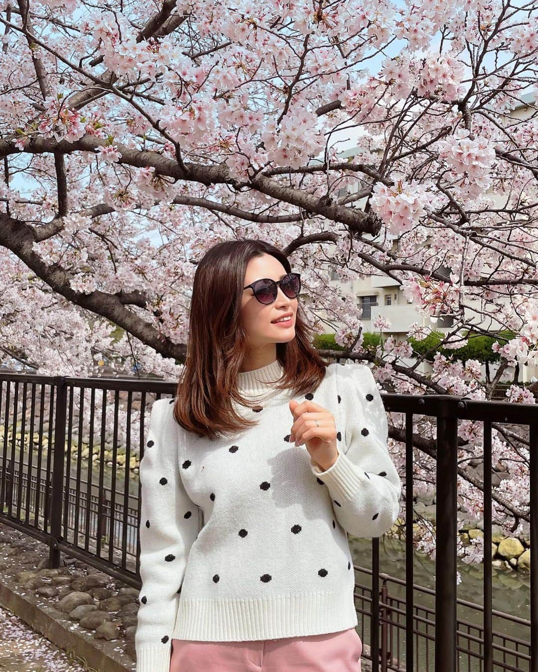 LIHOCOのインスタグラム：「࿓ 今日はお天気が良くて、急遽決まったお花見🌸  桜並木の下で食べるBBQはおいしすぎるー🍖❤️‍🔥 食べすぎました…🙄。  それにしても満開のタイミングで 桜綺麗だったな〜〜〜🌸 また来年も見れますように、、🤎」