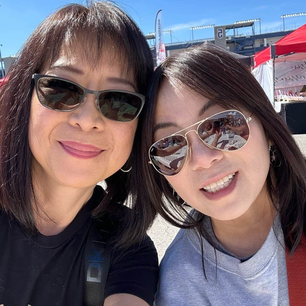 のインスタグラム：「Foodie land night market Las Vegas was so fun and so delicious! 🤩♥️🤤😋☀️🥳#foodieland #FoodieLandNightMarket #FoodieLandNightMarketLasVegas #PerfectWeather #PartnerInCrime #DogMomsHavingFun」