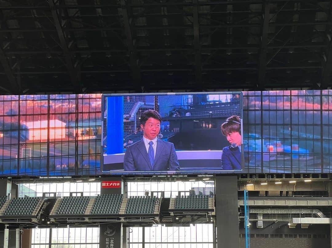 鶴岡慎也さんのインスタグラム写真 - (鶴岡慎也Instagram)「世界最大級 さすがに世界最大級のビジョンに映るって聞いたら緊張しました😅  #lovefighters #エスコンフィールド北海道 #GAORA #プレゲームショー #アフターゲームショー #世界最大級 #大型ビジョン」4月3日 8時08分 - shinya_tsuruoka