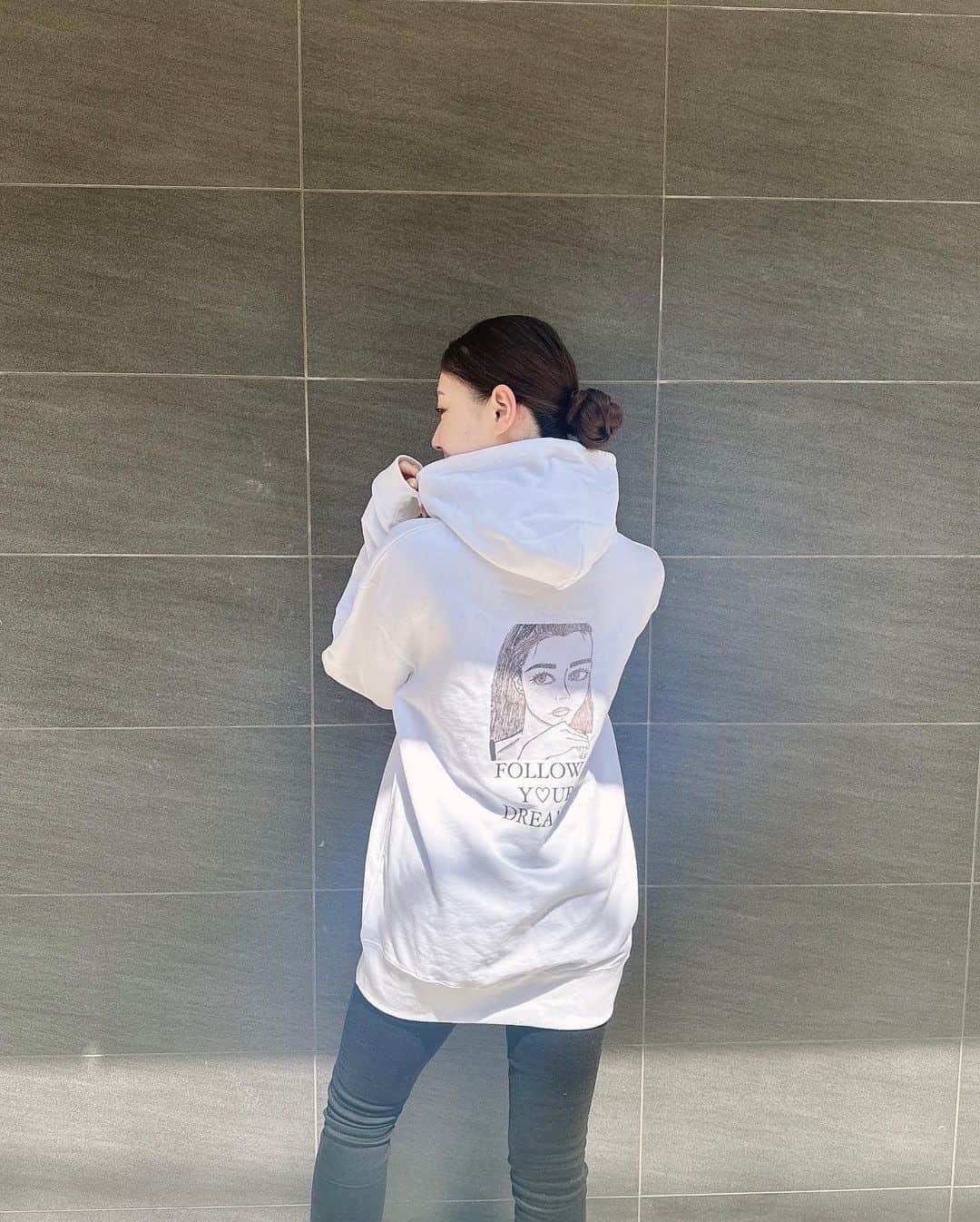 のインスタグラム：「・ おっはよーございます☀️  以前、初めてオリジナルロングTシャツを 作らせて頂いたの覚えてますか？？ （前回ロングTシャツご購入頂いた方々ほんとに 有難うございました♪）  そんな今回またまたご縁ありまして、、、 @eastwoodswear 様とコラボさせて頂いて 今回は、「永島あゆみオリジナルフーディー」を 作らせて頂きました😊💕  今回フーディーの後ろの絵の女の子は前回と同じ 私をイメージして描いて頂いたものです！！  そして【follow your dream】（夢を追え！！） と言う言葉で、常にポジティブで自分の夢や目標に 向かって走り続けたい！と思っているので私の 大好きなこの言葉にしました✨ （スタートアップと言う韓ドラに出てきてから 好きになっただけ😂）  とてもシンプルなデザインになってますが 今からの時期にもぴったりなのでぜひぜひ お揃いで着ましょう🧡  そして、微力ながらも毎月私も寄付させて頂いてる 公益社団法人「セーブ・ザ・チルドレン」さんに 前回のロングTシャツそして今回のフーディーの 売り上げ全てを子供たちの笑顔のために寄付させて 頂きたいと思います☺️  ＊＊＊＊＊＊＊＊＊＊＊＊＊＊＊＊＊＊＊＊＊＊＊＊  【EW×永島あゆみ/Hoodie】 ¥6,200 税込 送料別途  【販売期間】 2023/04/01 20:00 〜 2023/04/15 23:59 （2日遅れでの告知で申し訳ございません😢）  【カラー】 （ホワイト  ナチュラル  ミックスグレー ）   【サイズ】 （S~XL）  S（身丈63/身幅52/袖丈56） M（身丈67/身幅55/袖丈60） L（身丈71/身幅58/袖丈61） XL（身丈76/身幅63/袖丈62）  購入はこちら↓↓↓↓↓  https://eastwoodswear.com/items/64113705057a6800450ef8d0  プロフィールにリンク貼っておきます🙋‍♀️  みなさん今日もステキな一日になりますよう✨  #オリジナル#オリジナルTシャツ#制作 #フーディー#セーブザチルドレン#寄付 #恵まれない子供達へ#宝塚歌劇団#宝塚」
