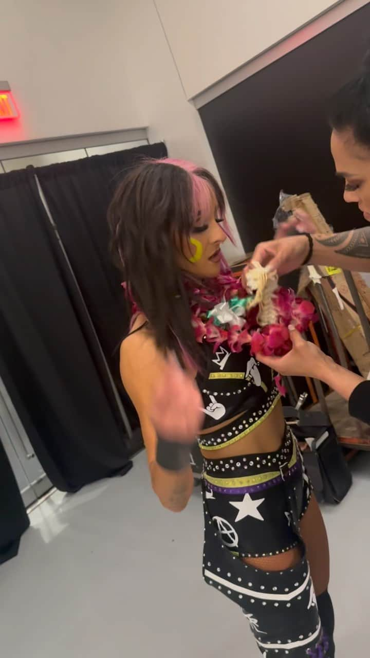 イーヴィーのインスタグラム：「685 to the WORLD 🇼🇸🇼🇸🇼🇸 ty mama suga @saronasnukawwe for helping get me ready for the biggest show of the year,  #Wrestlemania 🫶🏼  #samoa」