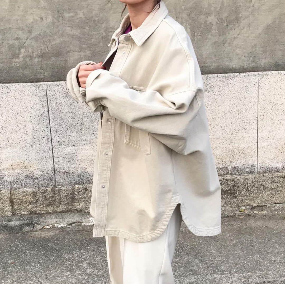 kumikaさんのインスタグラム写真 - (kumikaInstagram)「お気に入りのZARAのデニムシャツ🌸 色味がめっちゃ可愛い💕  ポケットデニムジャケット/ストーン サイズはXLにしたからゆったりたっぽり☺️✨  アースカラーのコーデに差し色auraleeのダークパープルのtops🍇 このパープルの色味も好き🥰 . . . . shirt#zara tops.pants#auralee bag @authen_japan  shoes#paraboot pierce @petitperiofficial  . . . . #アースカラーコーデ#パープルコーデ#ダークパープル#ワントーンコーデ#ザラ#オーバーサイズシャツ#デニムシャツ#デニムジャケット#デニムコーデ#オーラリー#キルティングバッグ#古着mix#古着女子#パラブーツ#parabootmichael #tbt#ootd#instafashion#outfit#ママコーデ#古着好きな人と繋がりたい#vintage」4月3日 8時22分 - kumika_iiio2