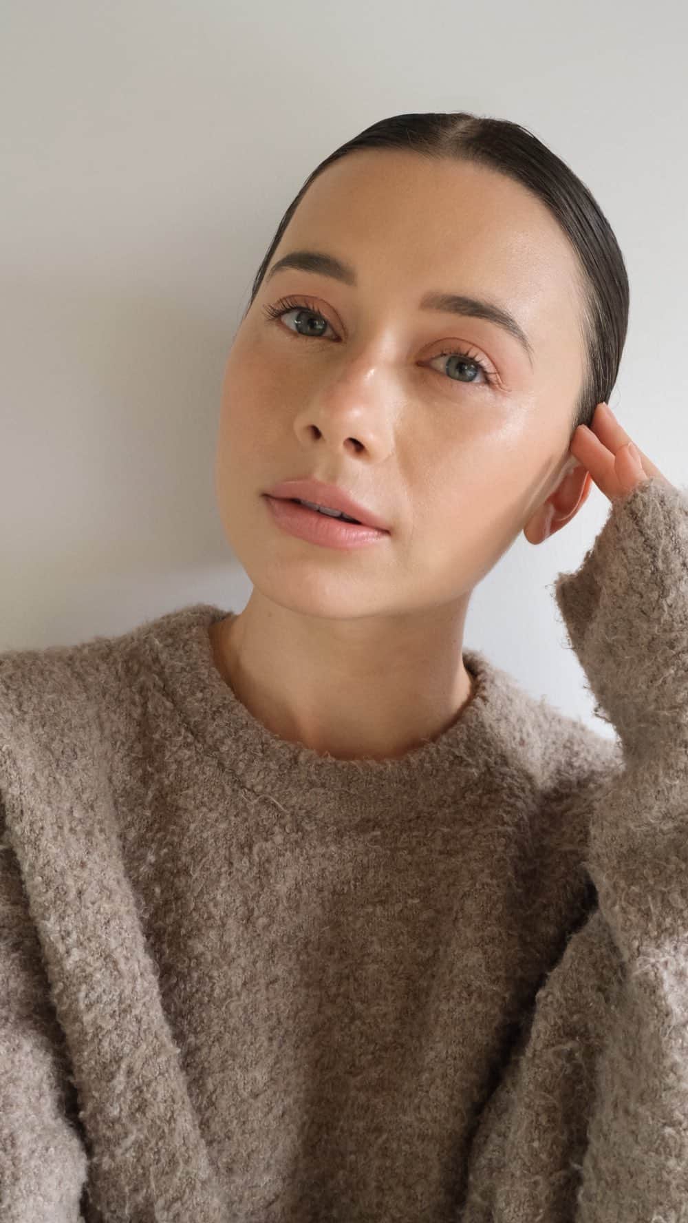 オレーシャ・ルーリンのインスタグラム：「Hi Everyone. Thank you for being here with me on this platform. I’ve loved IG for the ability it’s given me to connect to all of you and brands I’ve only dreamed of working with. The last couple of month I’ve taken time off of IG ( I’ve posted infrequently and generally went inward) in order to process the new me that is postpartum, start the healing journey of balancing my hormones, and embracing this new identity. Thank you for being patient with me as I navigated new waters. I hope you’ll like the new content I have coming your way and that we get to know each other in a more authentic way. I’ve got a new movie coming out 😄 this month, sharing my birth story on YouTube, and yes our home Reno is almost done ( lots of BTS coming to my REELS). Xx」