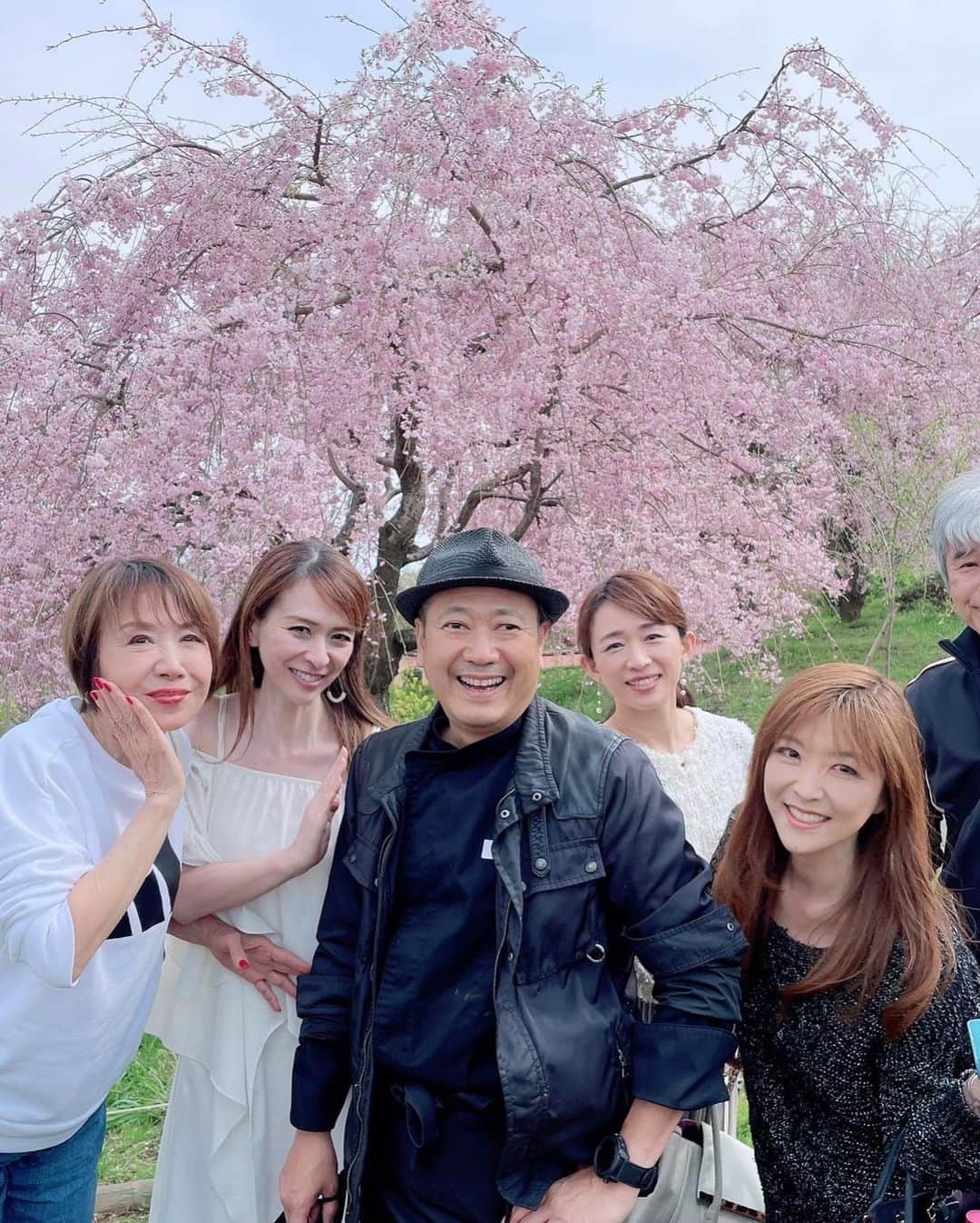 のインスタグラム：「小田原まで大人の遠足🌸🌸🌸 青ウナギが美味しい「友栄」で鰻を食べて〜からの鎧塚ファーム「一夜城」の桜祭りへ。🌸#小田原 #小田原グルメ #鰻 #うなぎ#ウナギ #大好き #大人の遠足 #一夜城 #鎧塚ファーム #桜祭り #仲良し #楽しい #美味しい #桜 #綺麗」