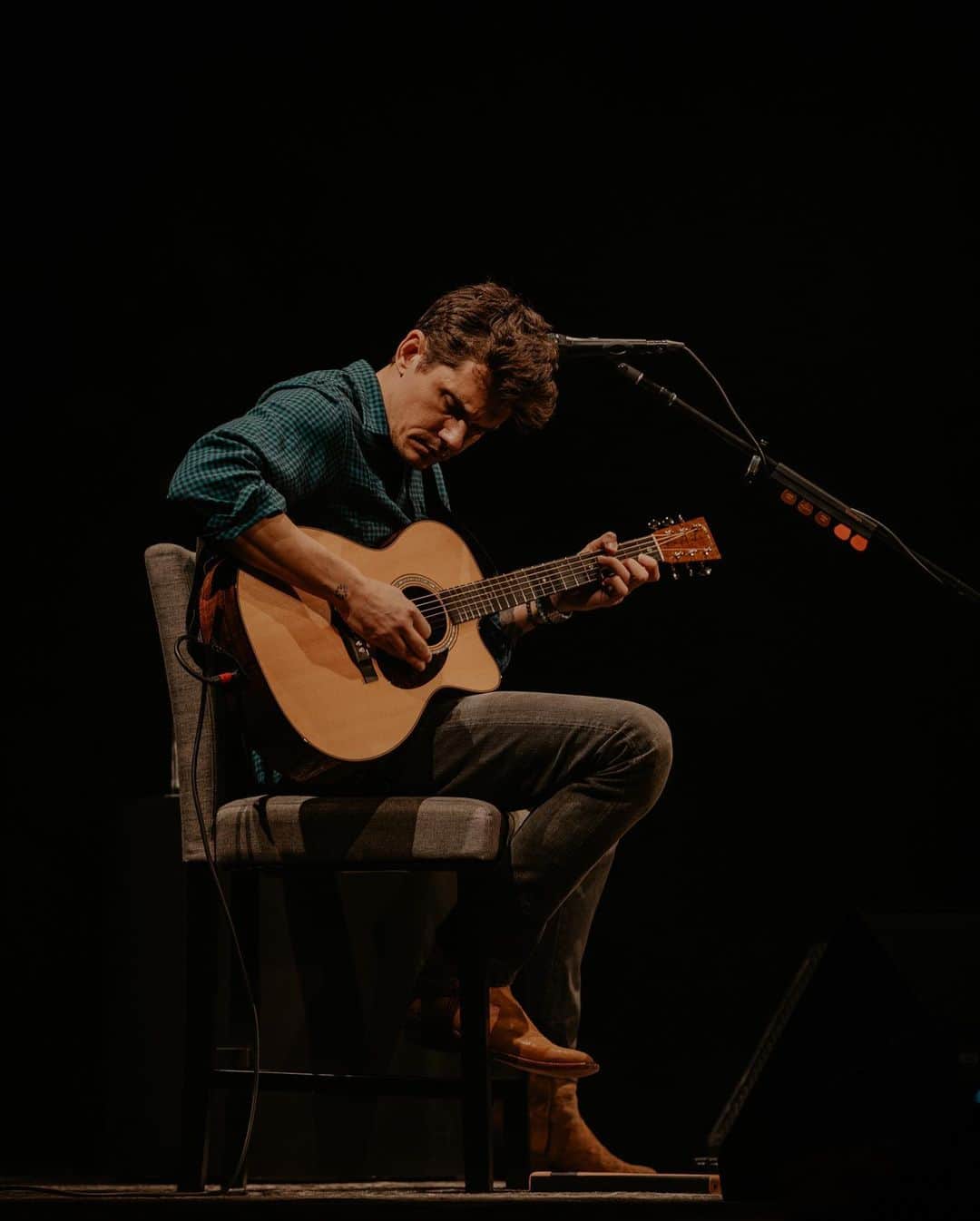 ジョン・メイヤーのインスタグラム：「Solo tour, St. Paul, MN - I’m struck by how different each of these shows are. They’re not recitals - they’re reflections of what’s in my head on any given night, and how the audience receives it and directs the flow. A new song, “In The Neighborhood” came bounding out before I had even committed the lyrics to memory. But that’s how new songs sound when I play them for people after just writing them; they’re just barely within reach. I stayed up last night and reworked some chords (and yes I got the lyrics straight) and can’t wait to play it again tomorrow night in Denver. I’ve never been this exposed before, and the beauty FAR outweighs the discomfort. These shows are building the bridge to my next album, and keeping me true to myself in the process. What an experience this has become. Thank you for being there.」