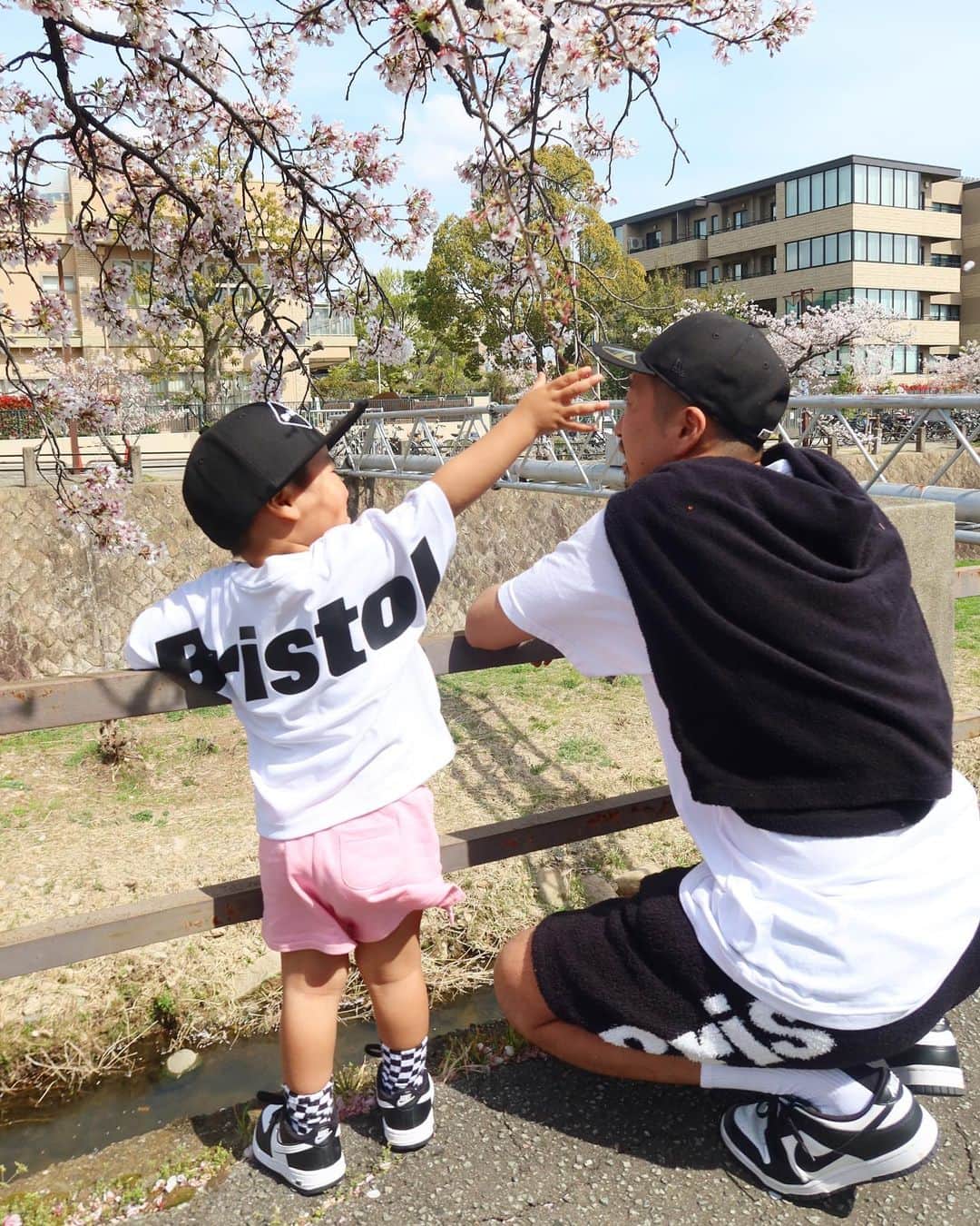 Mai Wakimizuさんのインスタグラム写真 - (Mai WakimizuInstagram)「父と息子。3枚目、嘘みたいな鼻水出てる♡笑 #2歳8ヶ月#40歳#父と息子#2歳男の子#2歳」4月3日 8時55分 - wakkin__m
