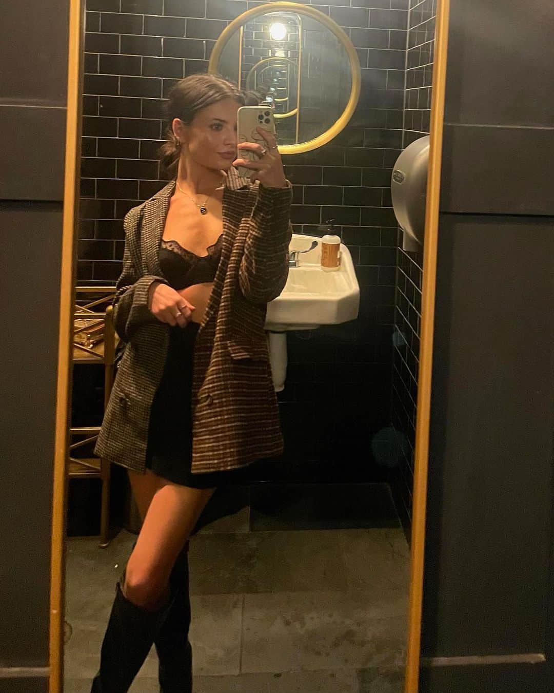 Brooke Marie Hylandのインスタグラム：「Hi, so I think we’re all going to do the wine flight 🍷」