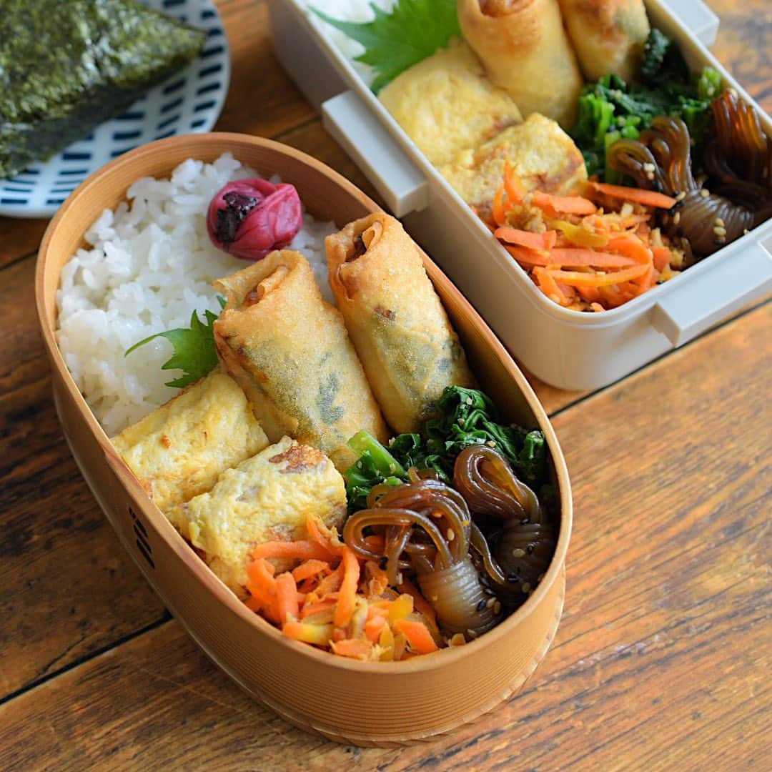 yukiyoのインスタグラム：「2023.4.3* ・ 今日のお弁当 ・ ごはんに梅干し 甘い出汁巻 ささみ大葉明太子春巻き ほうれん草ごま和え 人参しりしり、玉子は無しです 結びこんにゃく煮 おむすびの具はごま昆布の佃煮 お味噌汁はインスタント、アマノフーズの茄子の ・ いつもの倍の量出汁を入れてしまい まとまらない出汁巻に四苦八苦の朝。 ・ 早くも4月 今月も宜しくお願いします。 ・ #お弁当 #obento #bento #japanesefood #暮らし #わっぱ #曲げわっぱ #わっぱ弁当 #igersjp #クロワッサンお弁当部 #クロワッサン普段弁当 #おむすび #おにぎり」