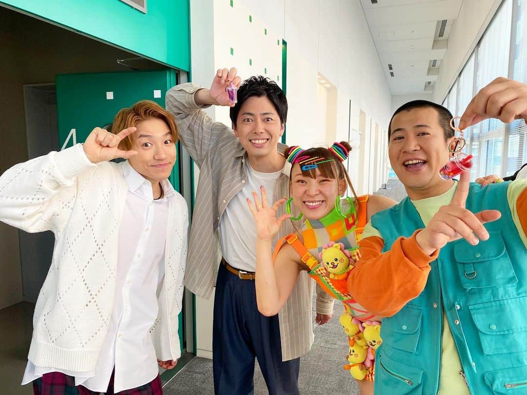 西村真二のインスタグラム：「* ヒルナンデスのレギュラーになって初めての生放送が終わりました！ ただただ最高に楽しいだけの時間でした！ 山里さんともスタジオでお会い本当に出来て感慨深かった！ フワちゃんお土産ありがとう！ みなさんこれから毎週月曜よろしくお願いします🤲 #ヒルナンデス」