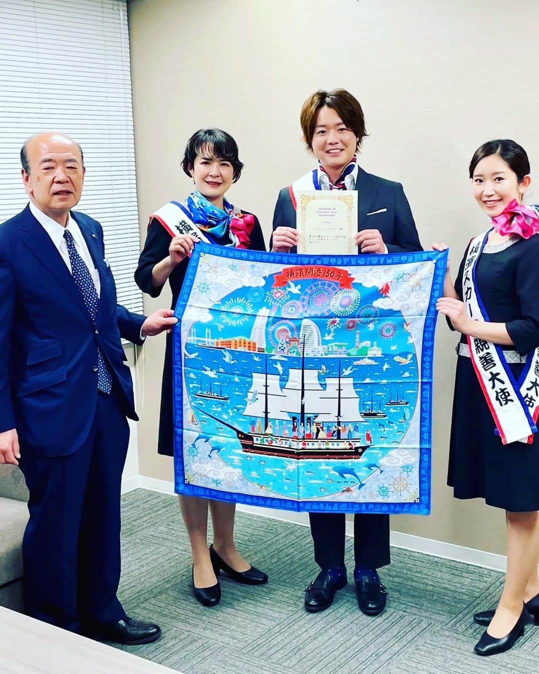 しゅうぺいのインスタグラム：「この度素敵なご縁があって 地元横浜の横浜スカーフ特別大使に任命されました✨ ありがとうございます！ スカーフの魅力や横浜の魅力を発揮できたらと思ってます🛳 皆さんよろしくお願いします😊  ※実は成人式でスカーフ着用してました。  #横浜スカーフ特別大使 #シュウペイが大使になる日がくるなんて #スカーフ #横浜 #みなとみらい #開港記念日 #だれおる #村上さんに感謝 #ギャル男 #成人式 #シュウペイポーズ」