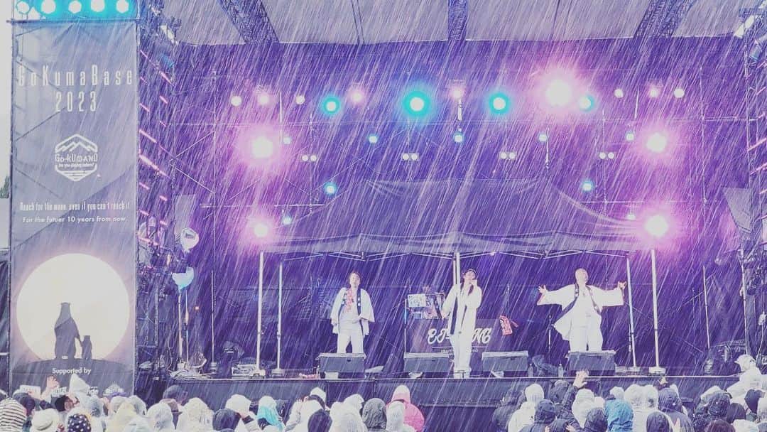 コシバKENさんのインスタグラム写真 - (コシバKENInstagram)「. 興奮がさめへん。 しっかりと心に残る素晴らしい日でした。  GO KUMA BASE2023 @go_kumano   ライブ開始直後の豪雨。  中断。  再開。  歓声で完成。  風邪ひかんといてね。  また必ず。 ありがとうございました。  #ETKING #GOKUMABASE2023」4月3日 9時09分 - koshibaken08