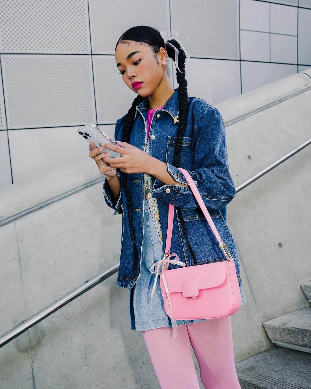 가로수길 , Seoulさんのインスタグラム写真 - (가로수길 , SeoulInstagram)「Seoul Fashion Week   Esteem 모델들의 출근길에 착용 가방은 바로바로 @charleskeith_kr ❣️  찰스앤키스 가방은 컬러감과 재질이 너무 좋아서 언제나 편안하게 들고 다니기 딱이랍니당   Photo by @jaylim1」4月3日 9時27分 - jaylim1